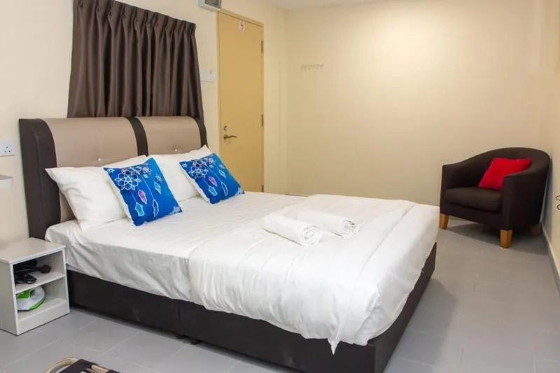 Bedroom, Bed in Southern Tip Hotel - City & 100m walk to McDonald's & FREE DOBI