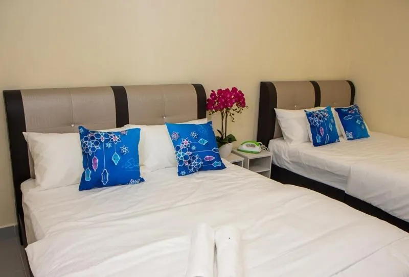 Bedroom, Bed in Southern Tip Hotel - City & 100m walk to McDonald's & FREE DOBI