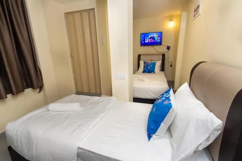 Bedroom, Bed in Southern Tip Hotel - City & 100m walk to McDonald's & FREE DOBI Bedroom, Bed in Southern Tip Hotel - City & 100m walk to McDonald's & FREE DOBI