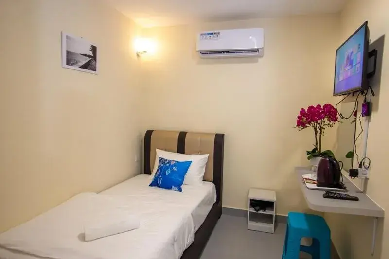 Bed in Southern Tip Hotel - City & 100m walk to McDonald's & FREE DOBI Bed in Southern Tip Hotel - City & 100m walk to McDonald's & FREE DOBI