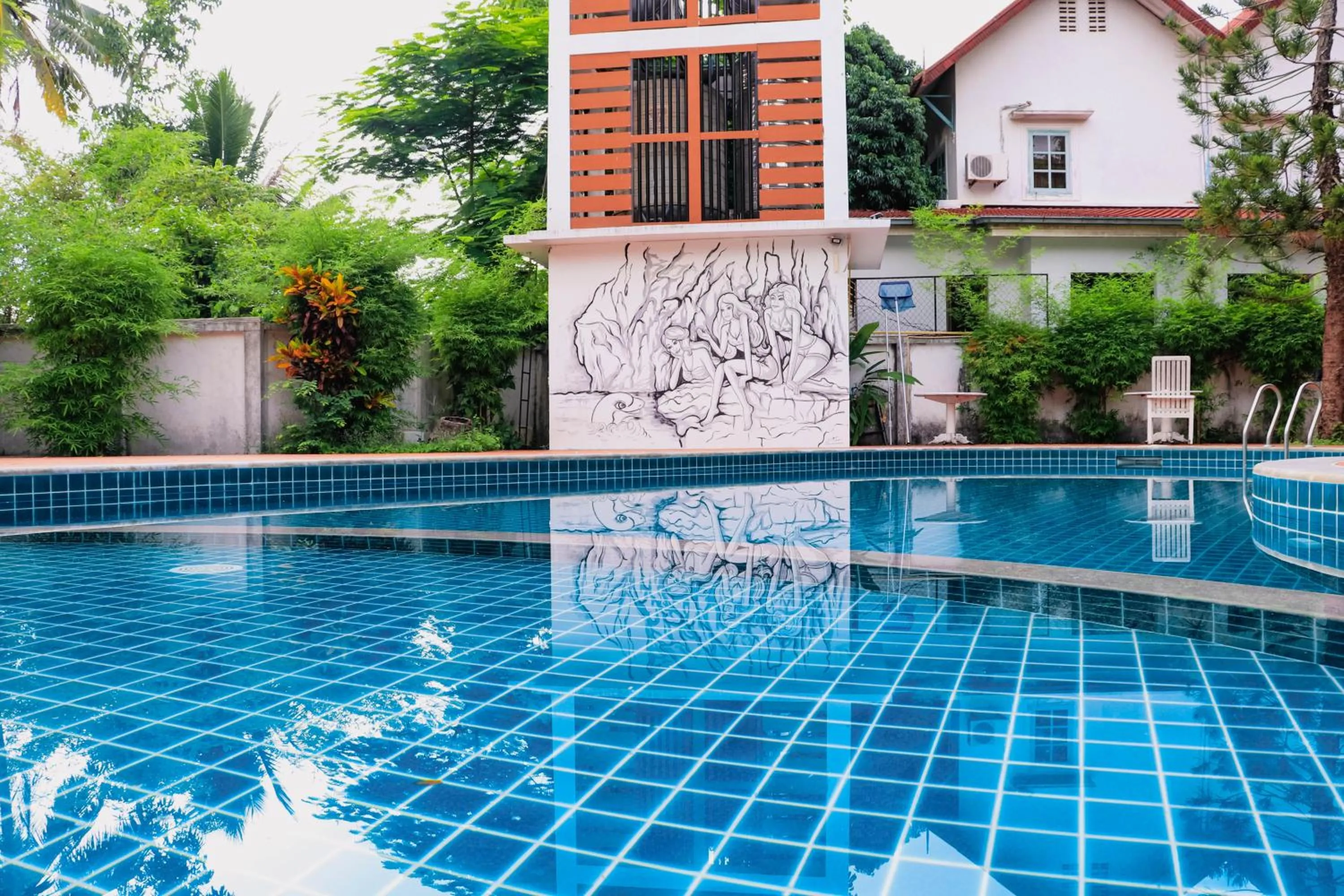 Swimming pool in Meuangluang Hotel