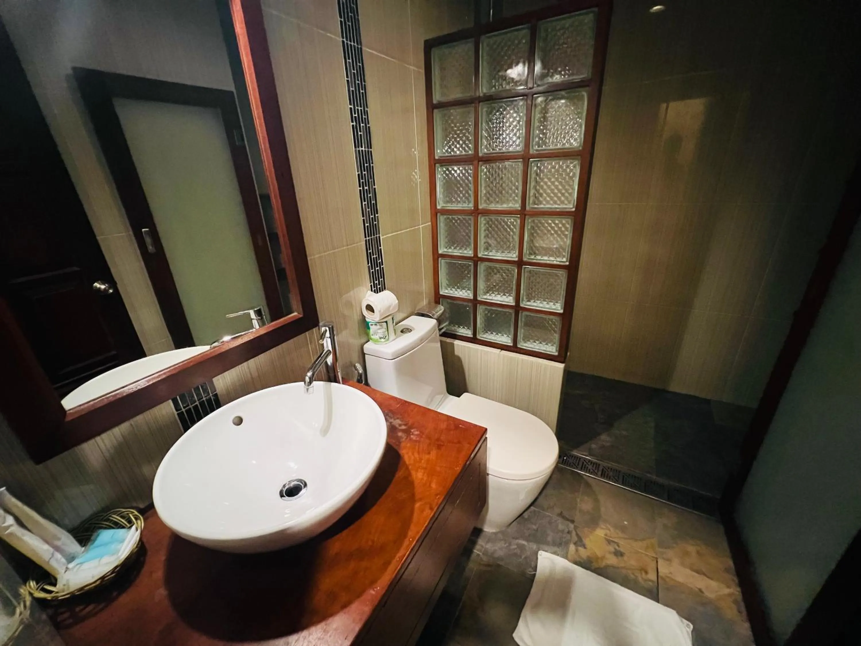 Bathroom in Meuangluang Hotel