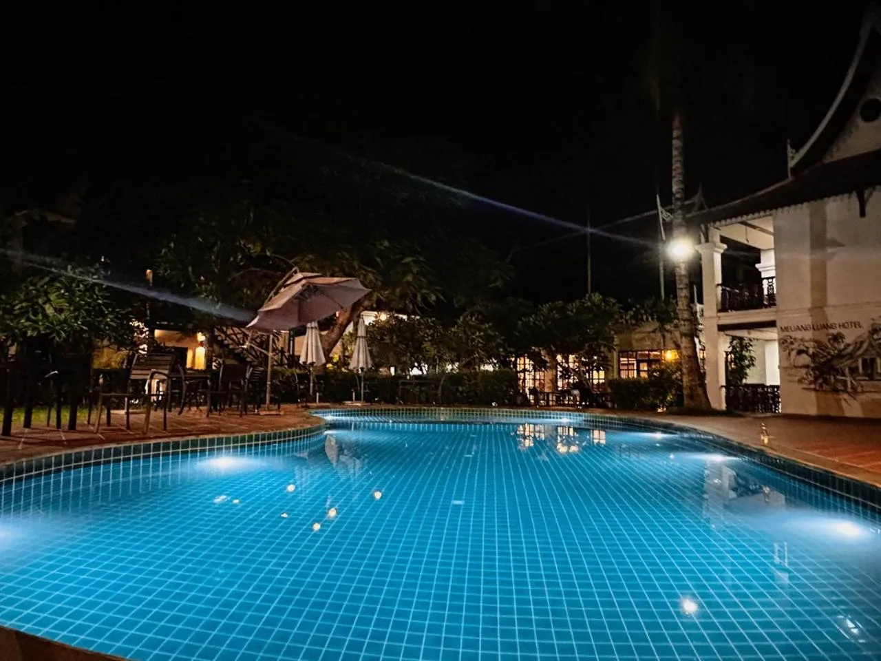 Swimming pool in Meuangluang Hotel