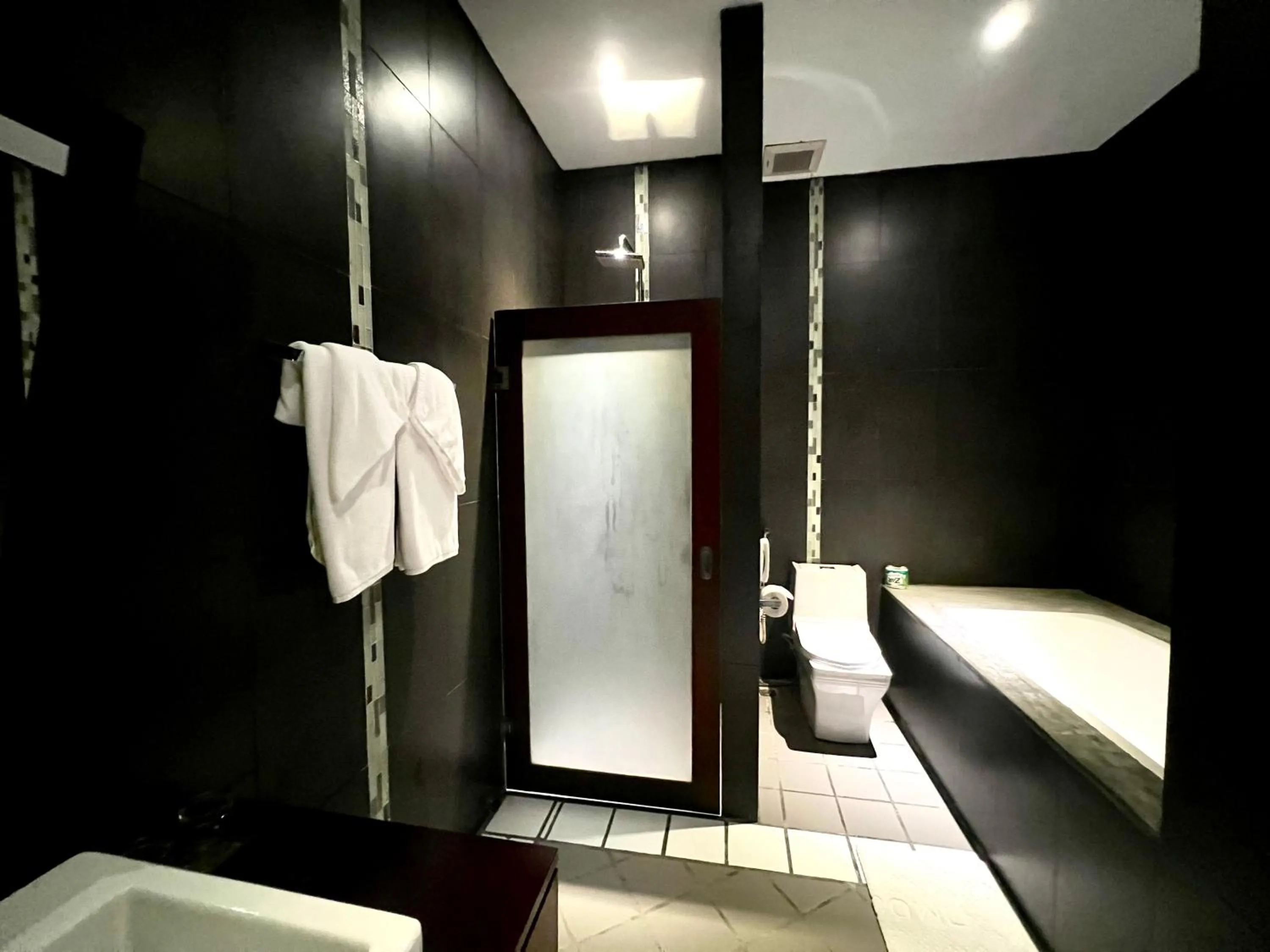 Bathroom in Meuangluang Hotel