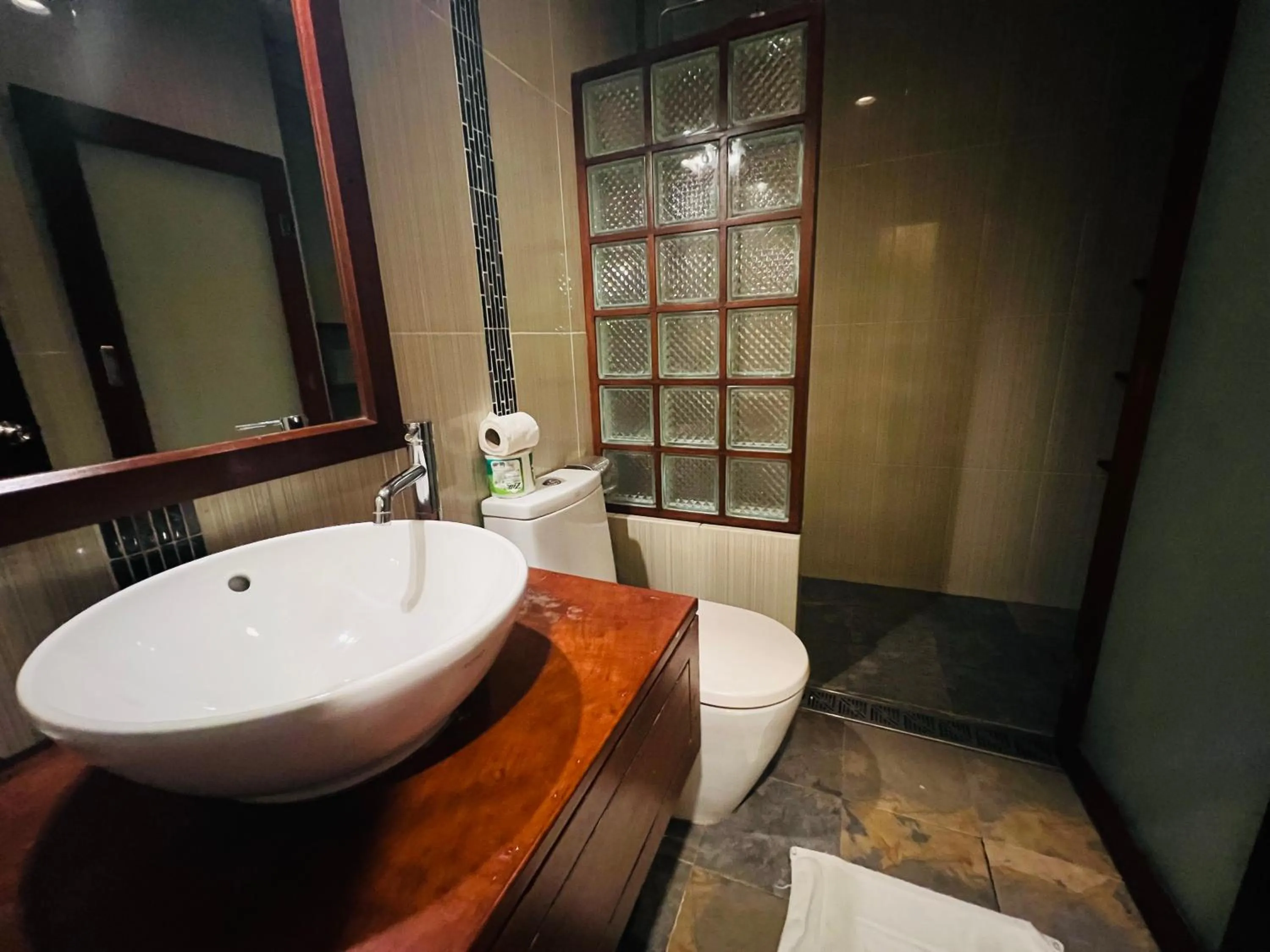 Bathroom in Meuangluang Hotel