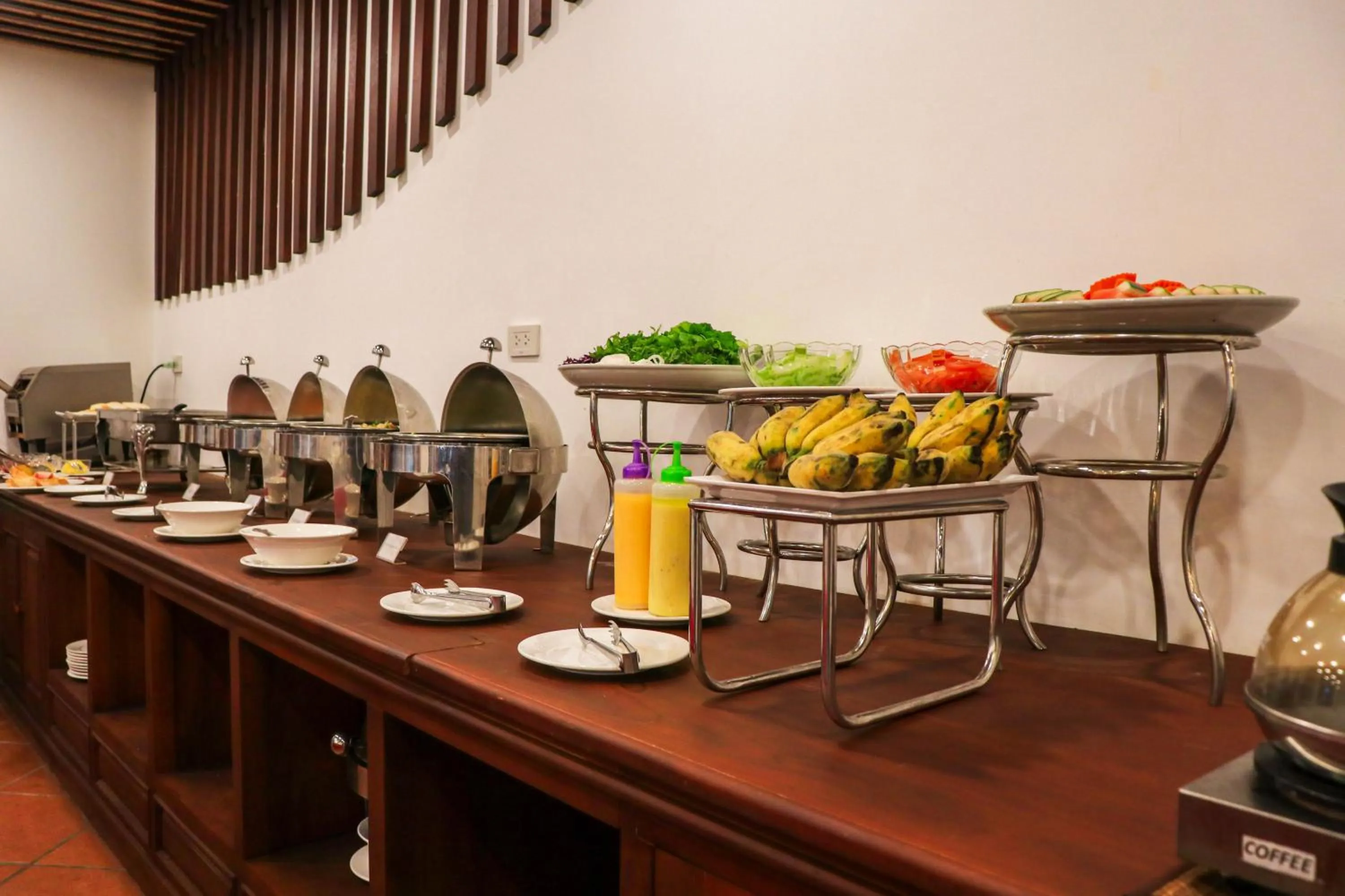 Buffet breakfast in Meuangluang Hotel