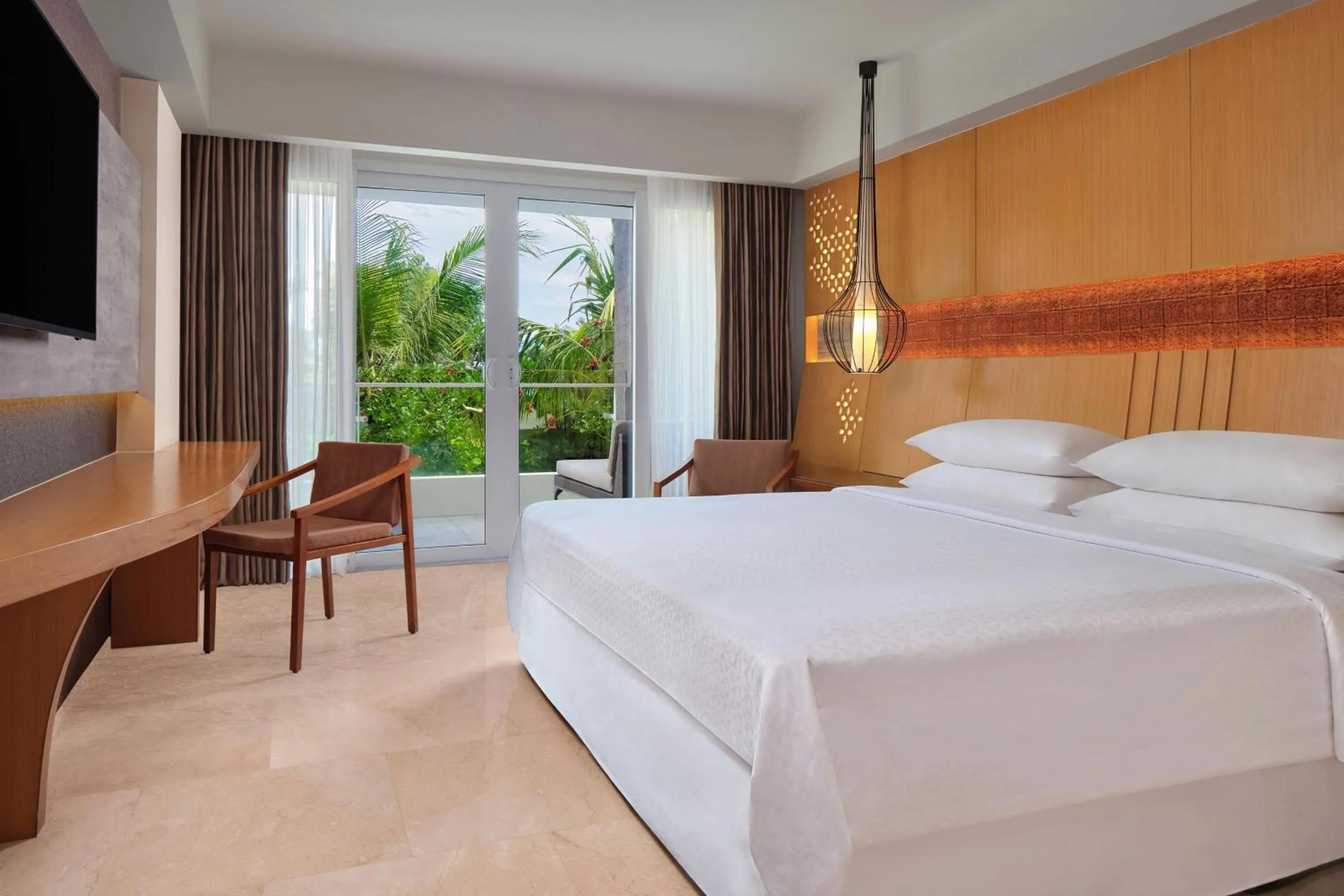 Photo of the whole room, Bed in Four Points by Sheraton Bali, Ungasan
