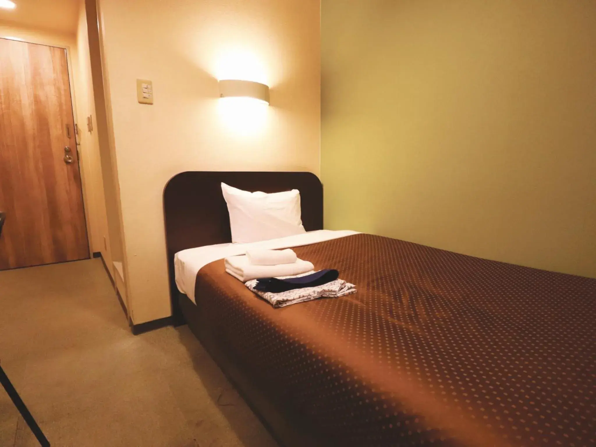 Bed in 米子シティガーデンズホテル Yonago Citygardens Hotel Bed in 米子シティガーデンズホテル Yonago Citygardens Hotel
