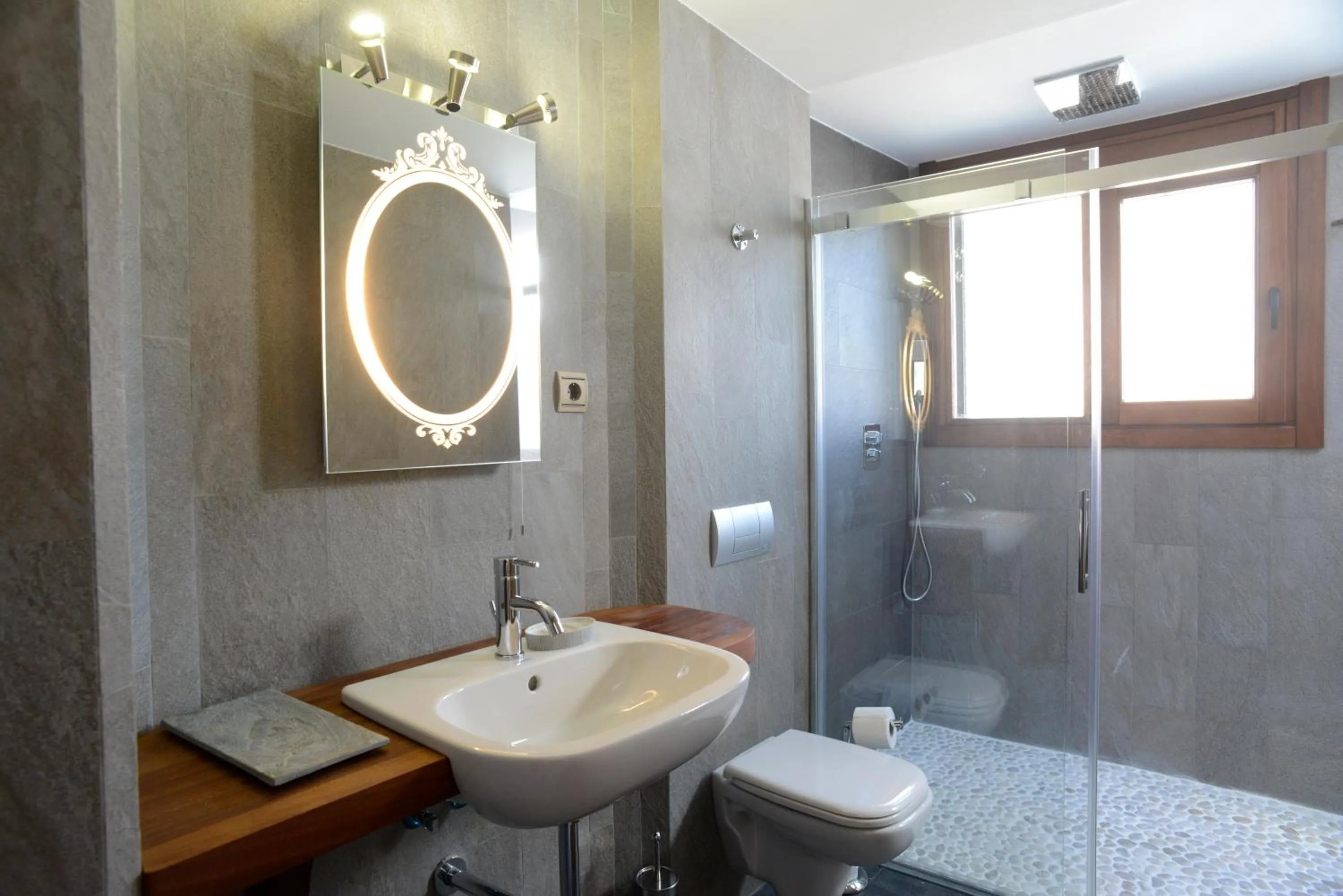 Shower in Hotel Rural Quercus Tierra