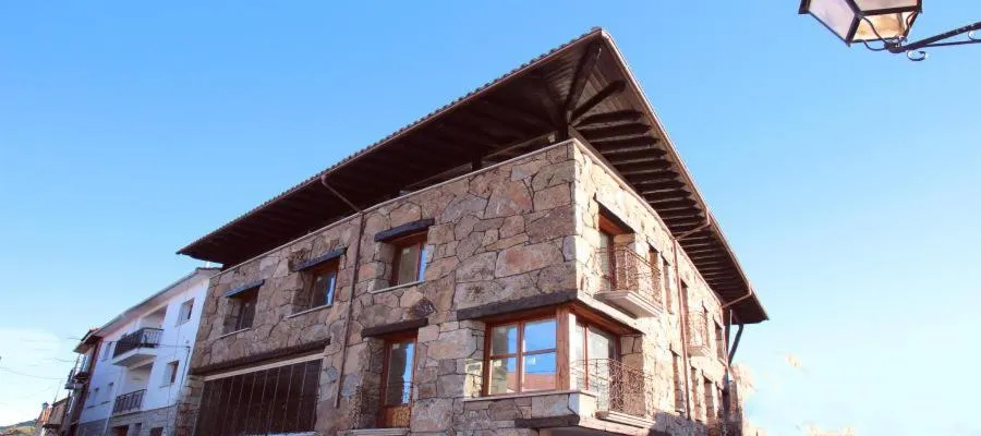 Property building in Hotel Rural Quercus Tierra