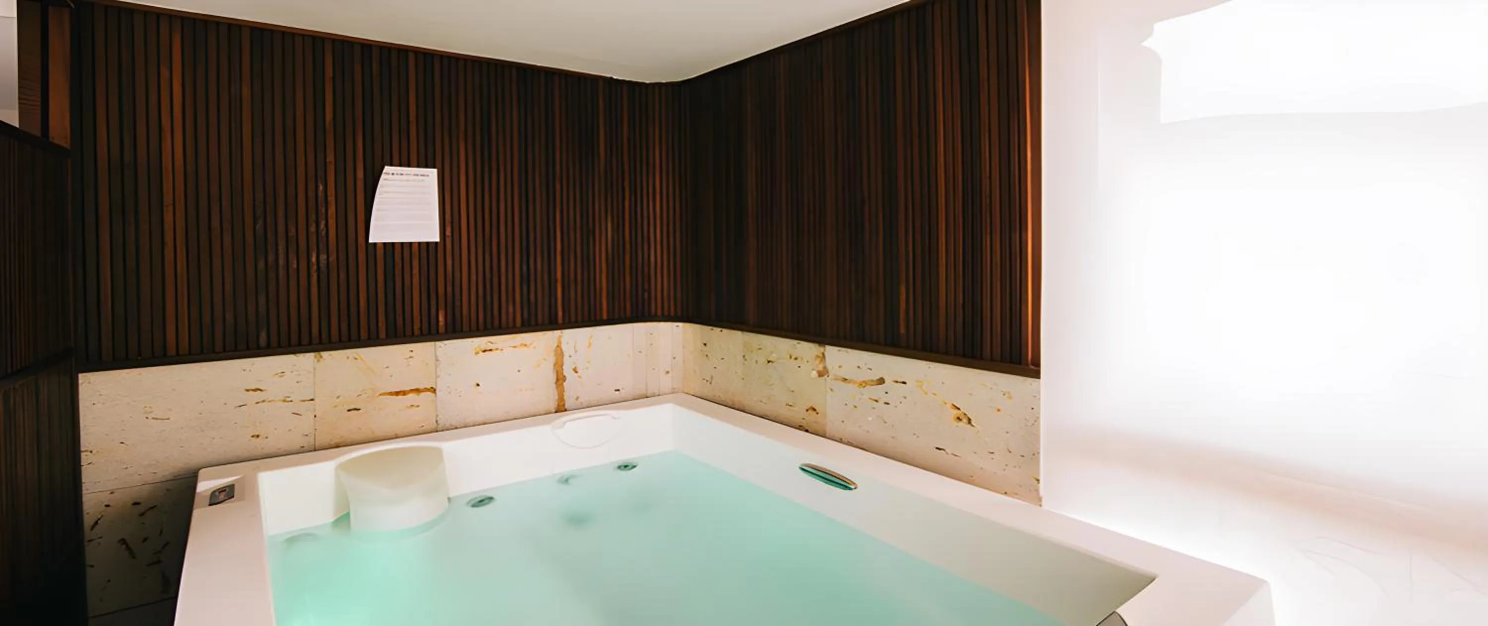 Hot Tub in Hotel Rural Quercus Tierra