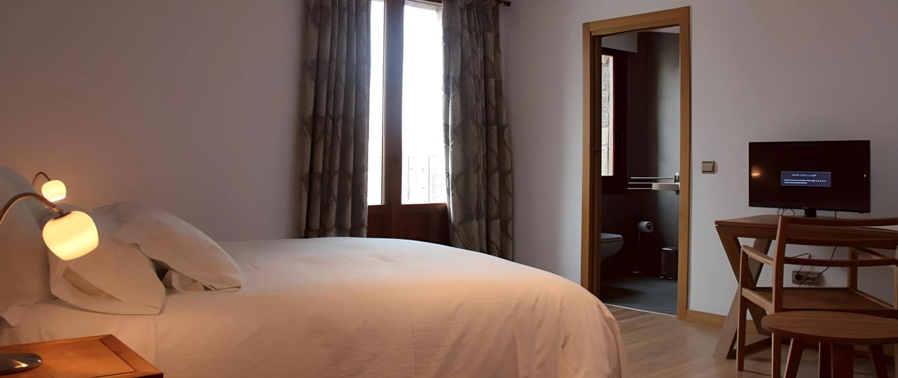 Photo of the whole room, Bed in Hotel Rural Quercus Tierra