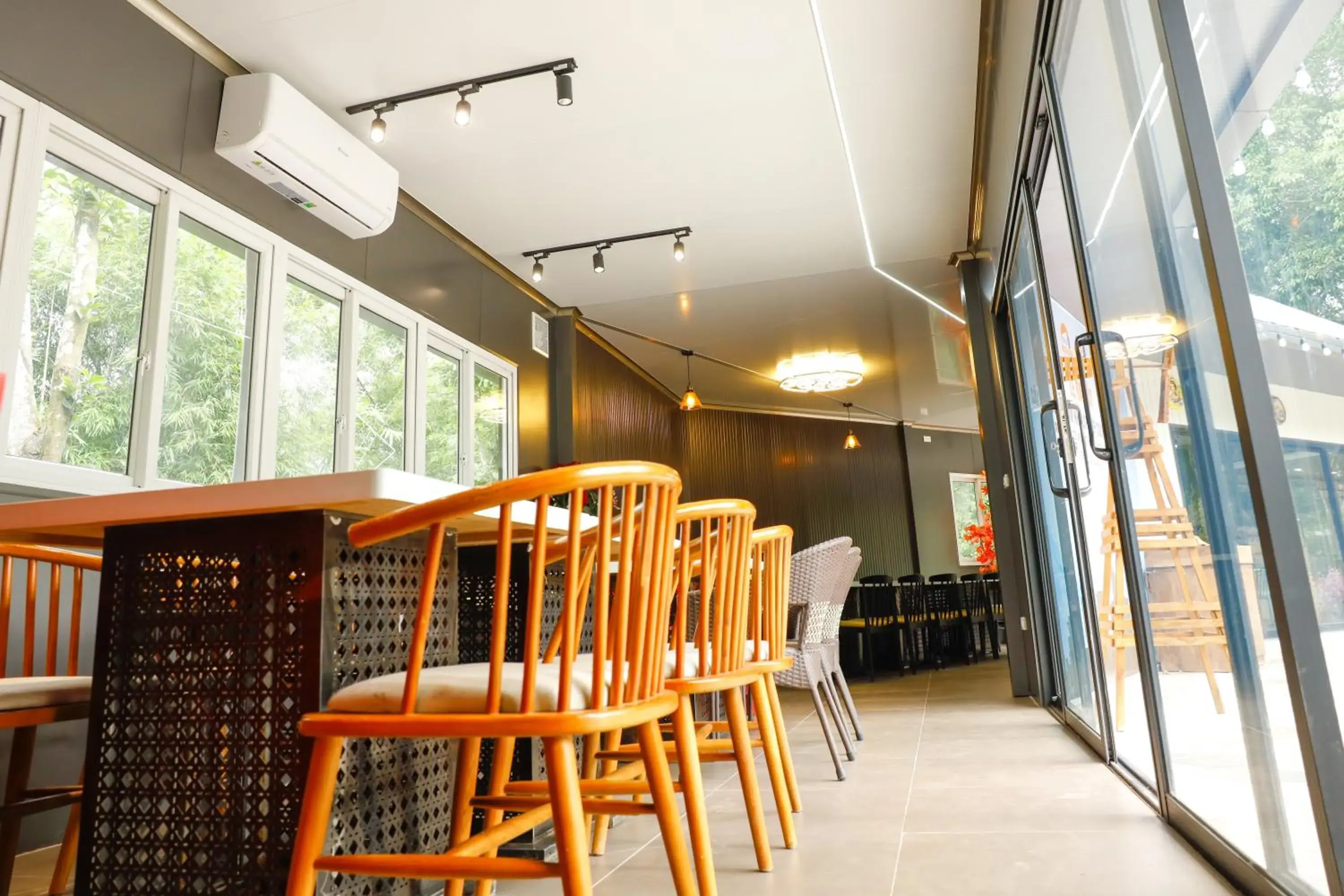 Restaurant/places to eat in Halo Retreat Restaurant/places to eat in Halo Retreat