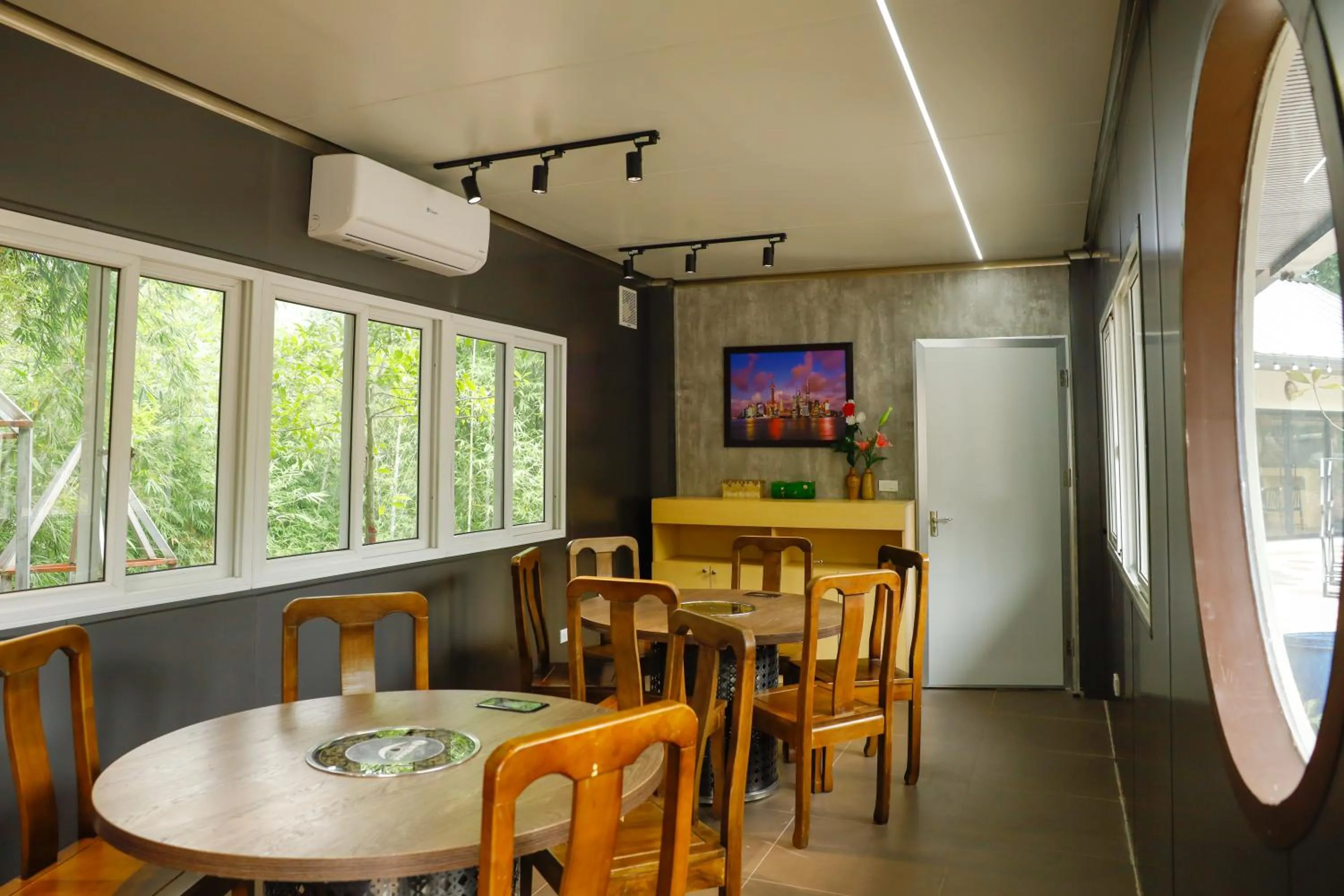 Restaurant/places to eat in Halo Retreat