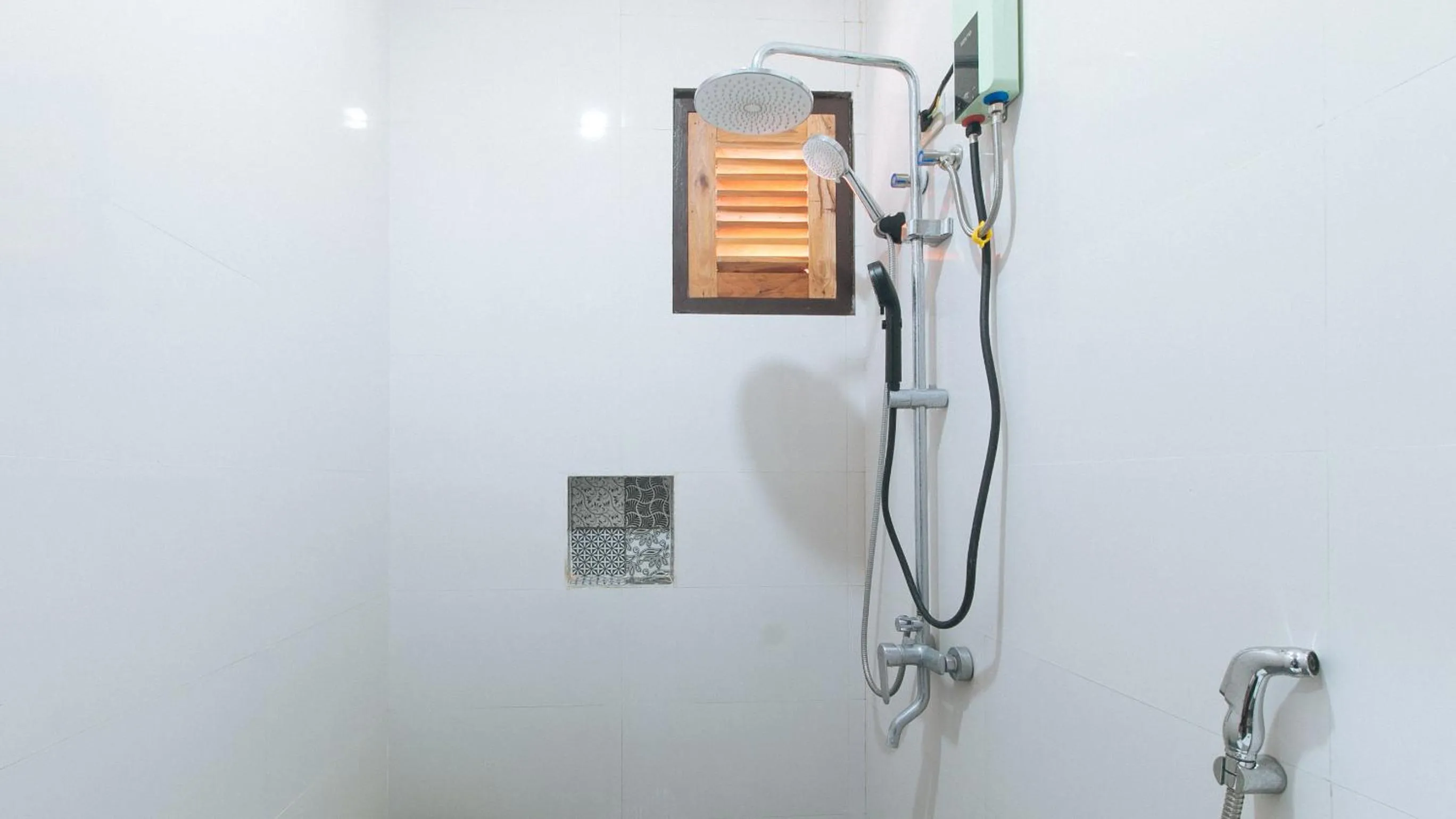 Shower in RedDoorz at Casa Rafaelle Transient Ilocos Sur