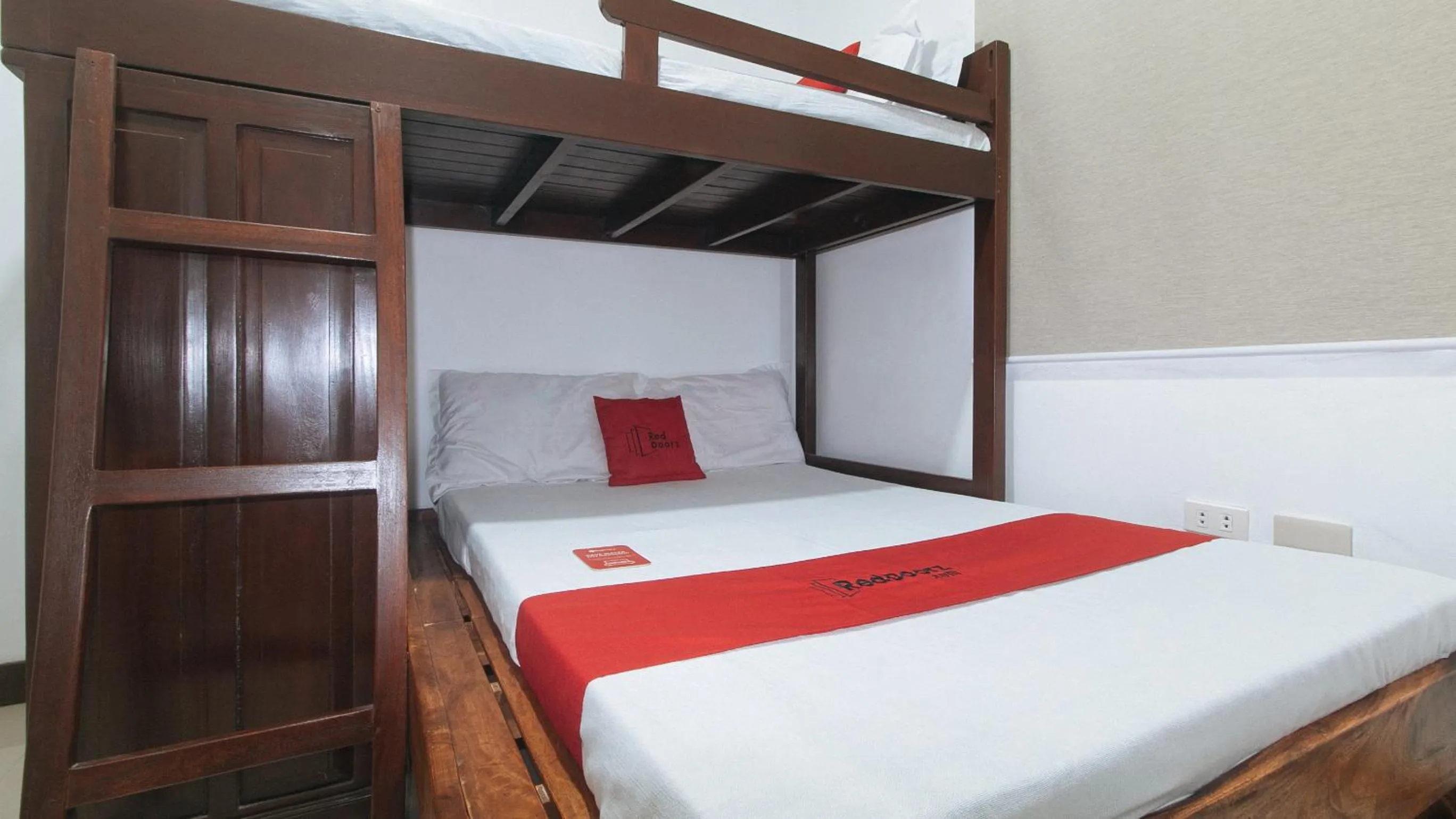 Bed in RedDoorz at Casa Rafaelle Transient Ilocos Sur