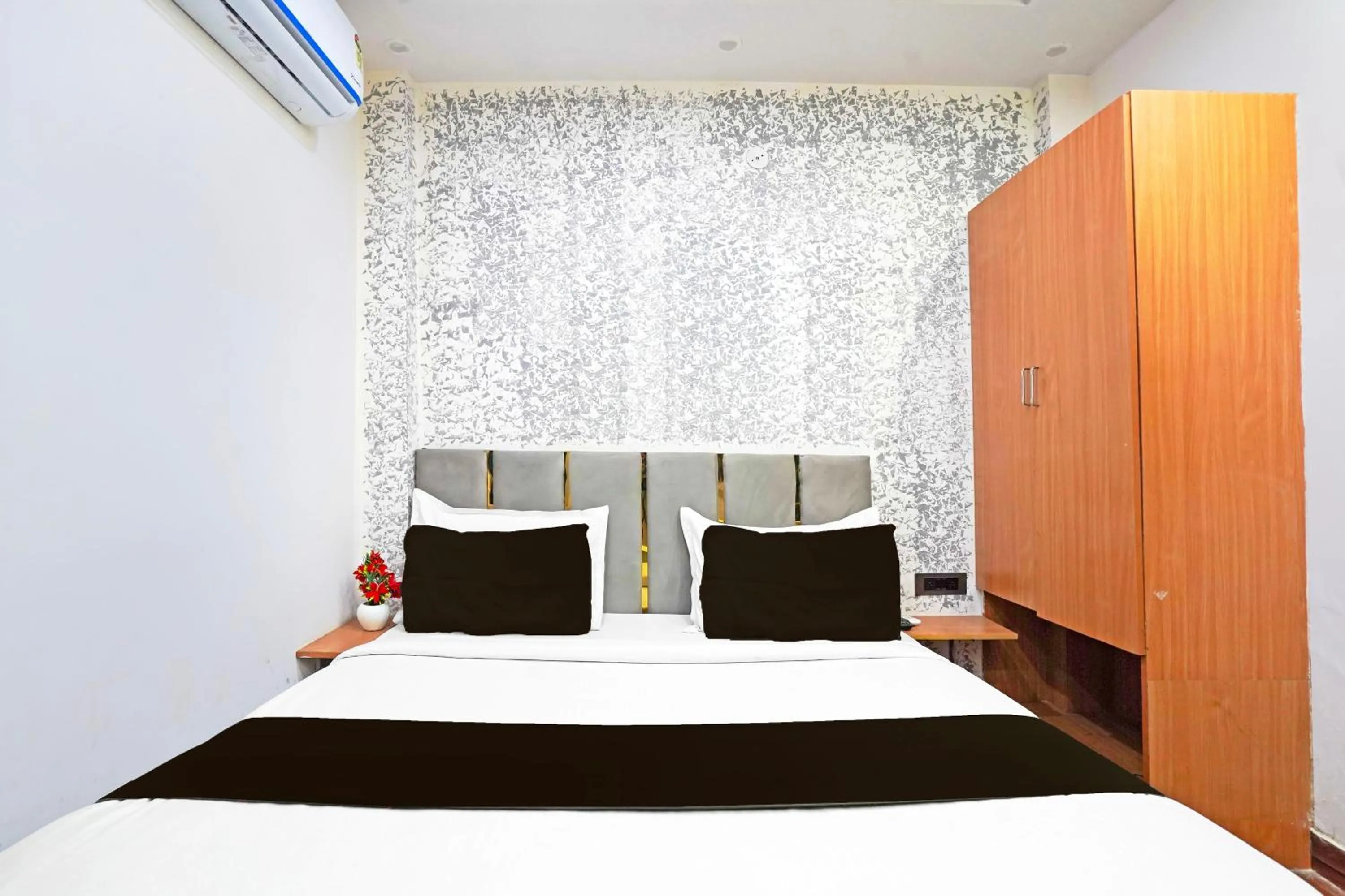 Bedroom, Bed in Super Hotel O Twamev Residency