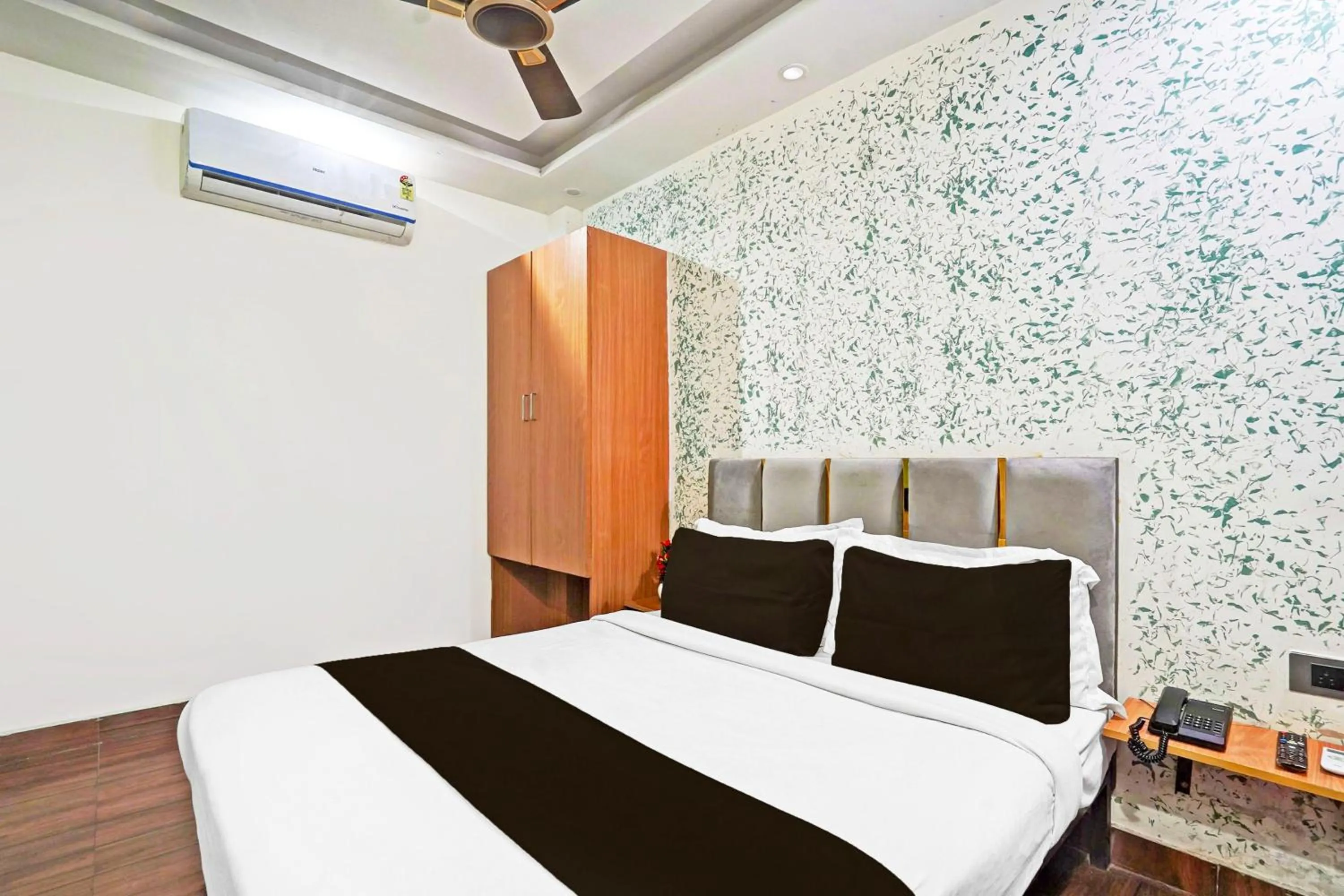 Bedroom, Bed in Super Hotel O Twamev Residency