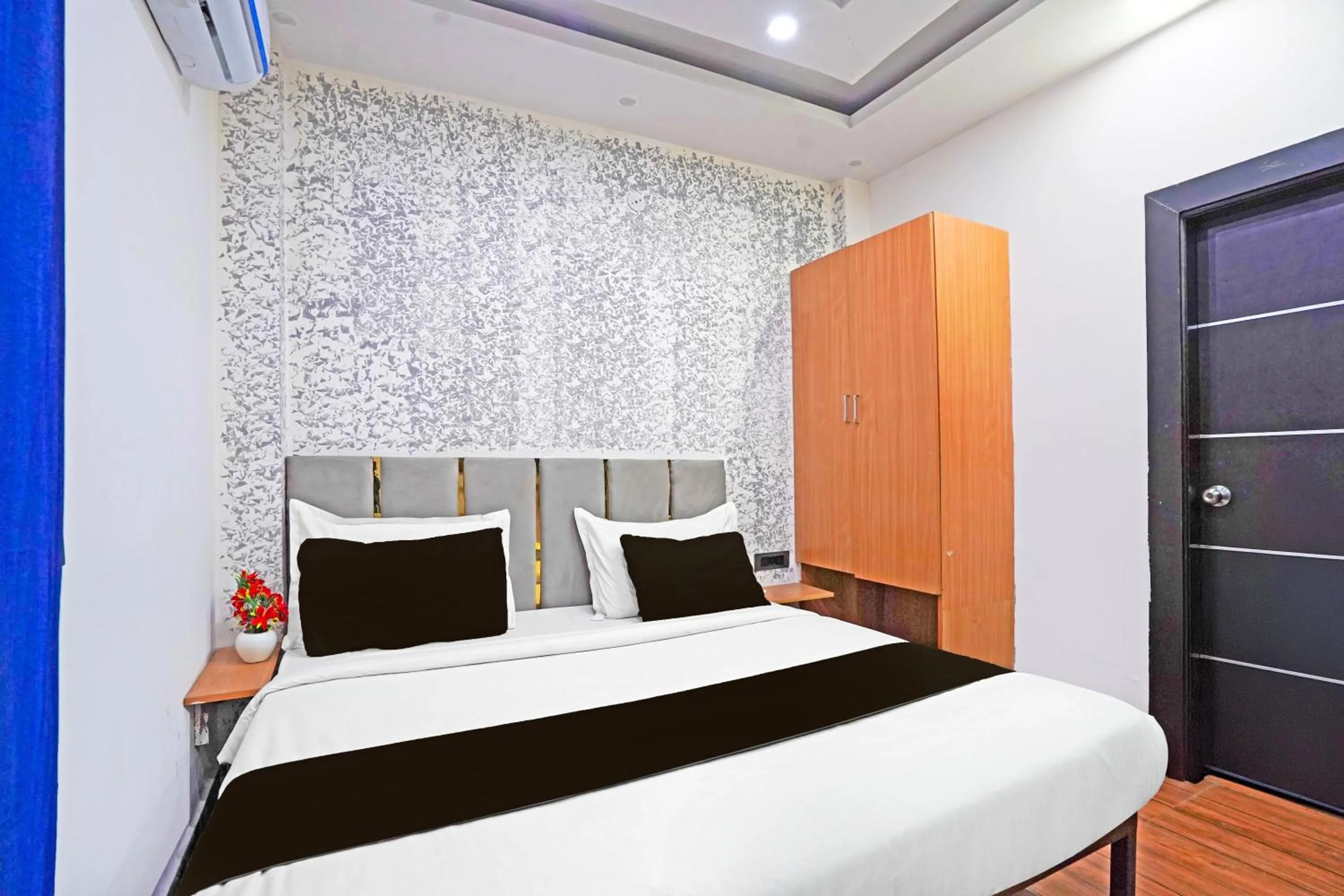 Bedroom, Bed in Super Hotel O Twamev Residency