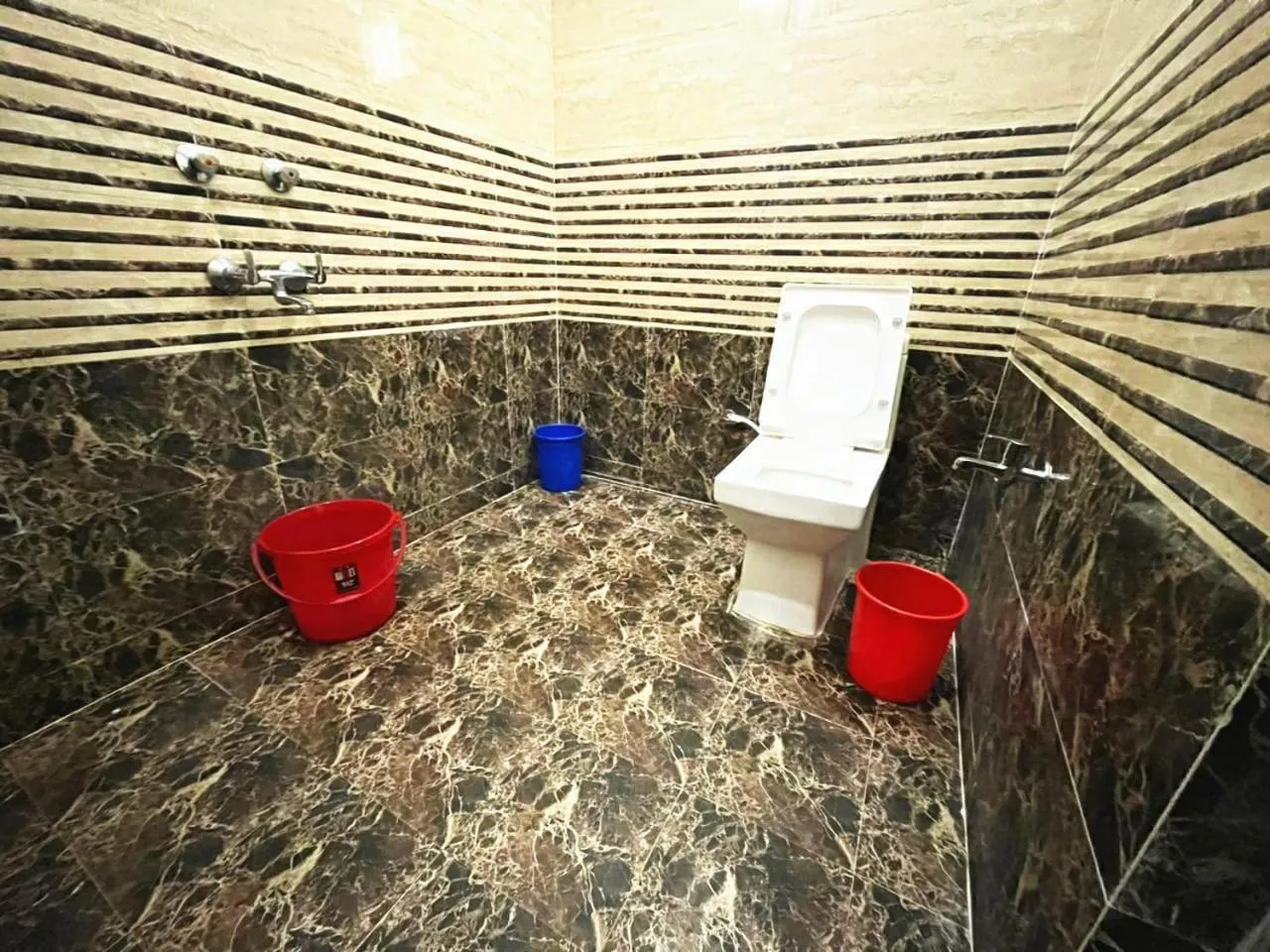 Toilet in Hotel Diamond Inn