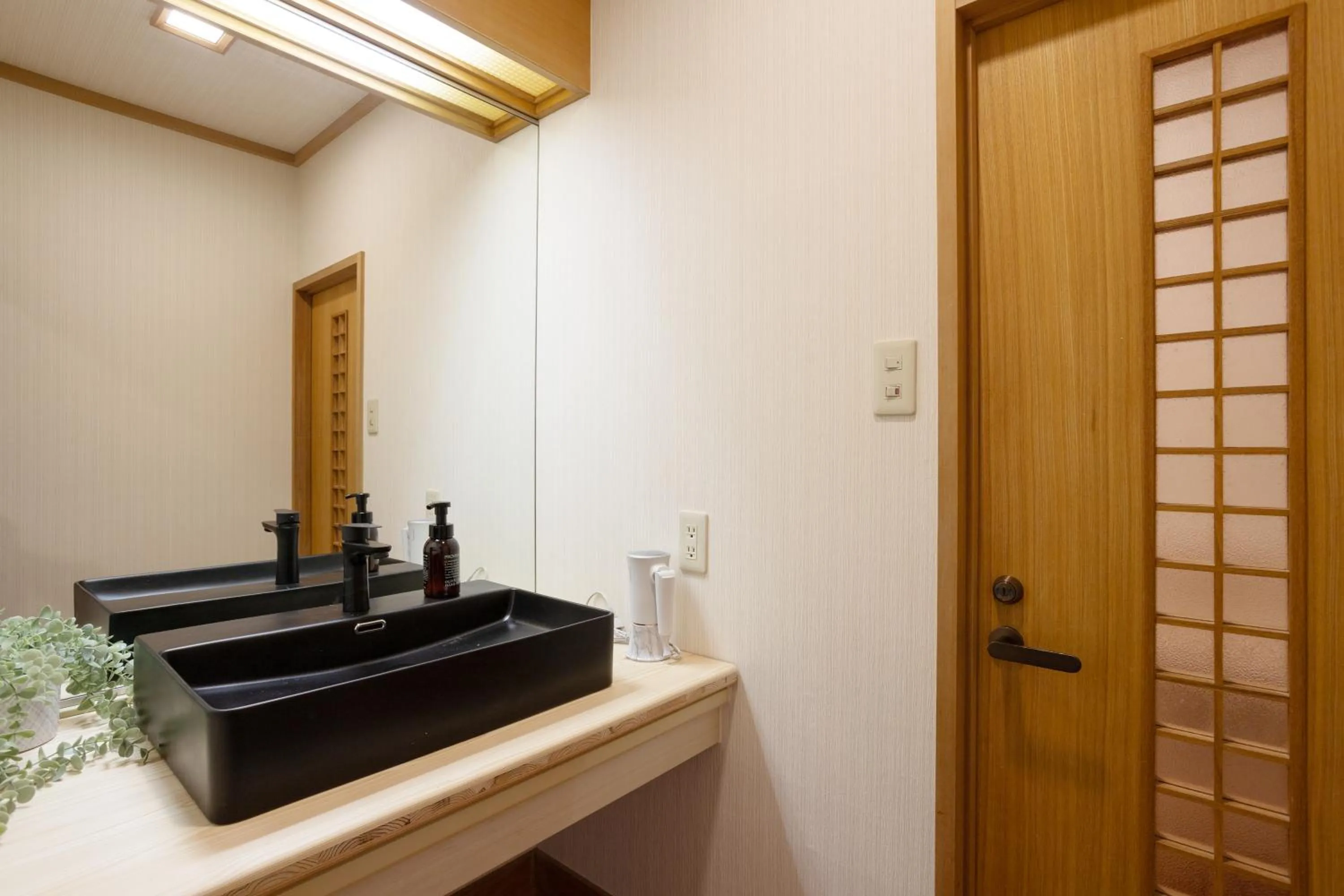 Bathroom in Hakone Ashinoko Bikeikan 箱根芦ノ湖 美景館