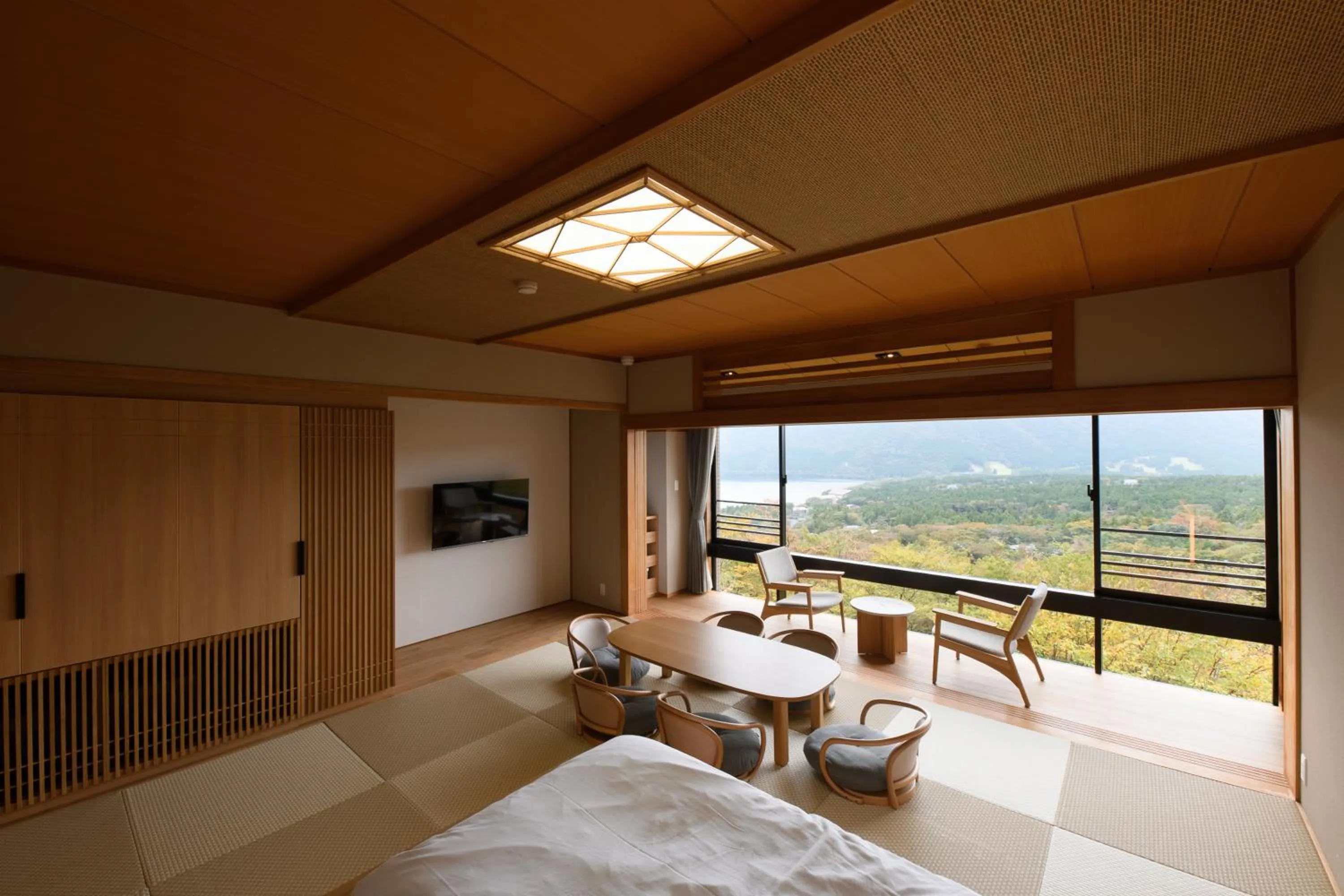 Photo of the whole room, Bed in Hakone Ashinoko Bikeikan 箱根芦ノ湖 美景館