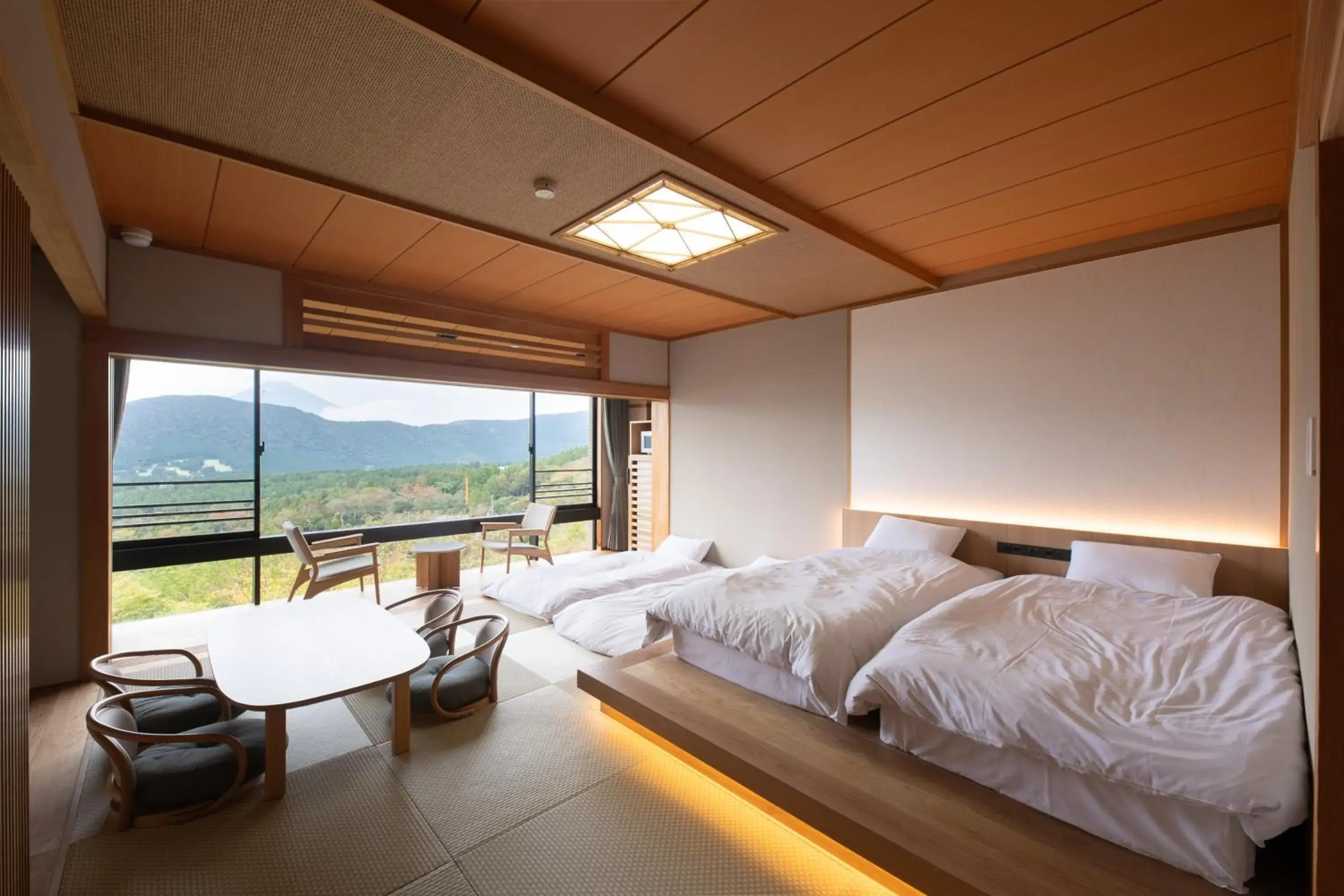 Family Room with Lake View in Hakone Ashinoko Bikeikan 箱根芦ノ湖 美景館 Family Room with Lake View in Hakone Ashinoko Bikeikan 箱根芦ノ湖 美景館