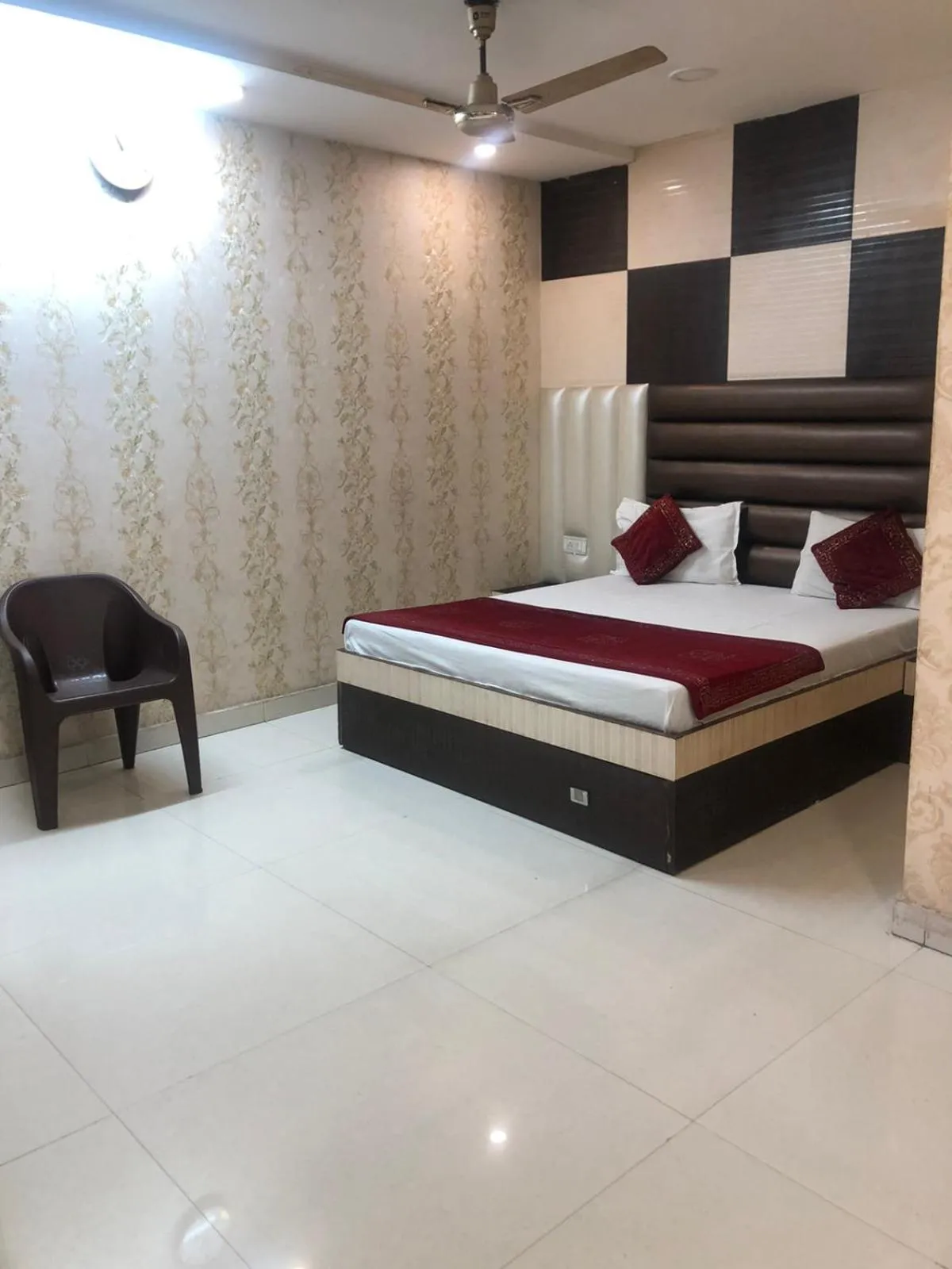 Bed in Hotel Robin Inn