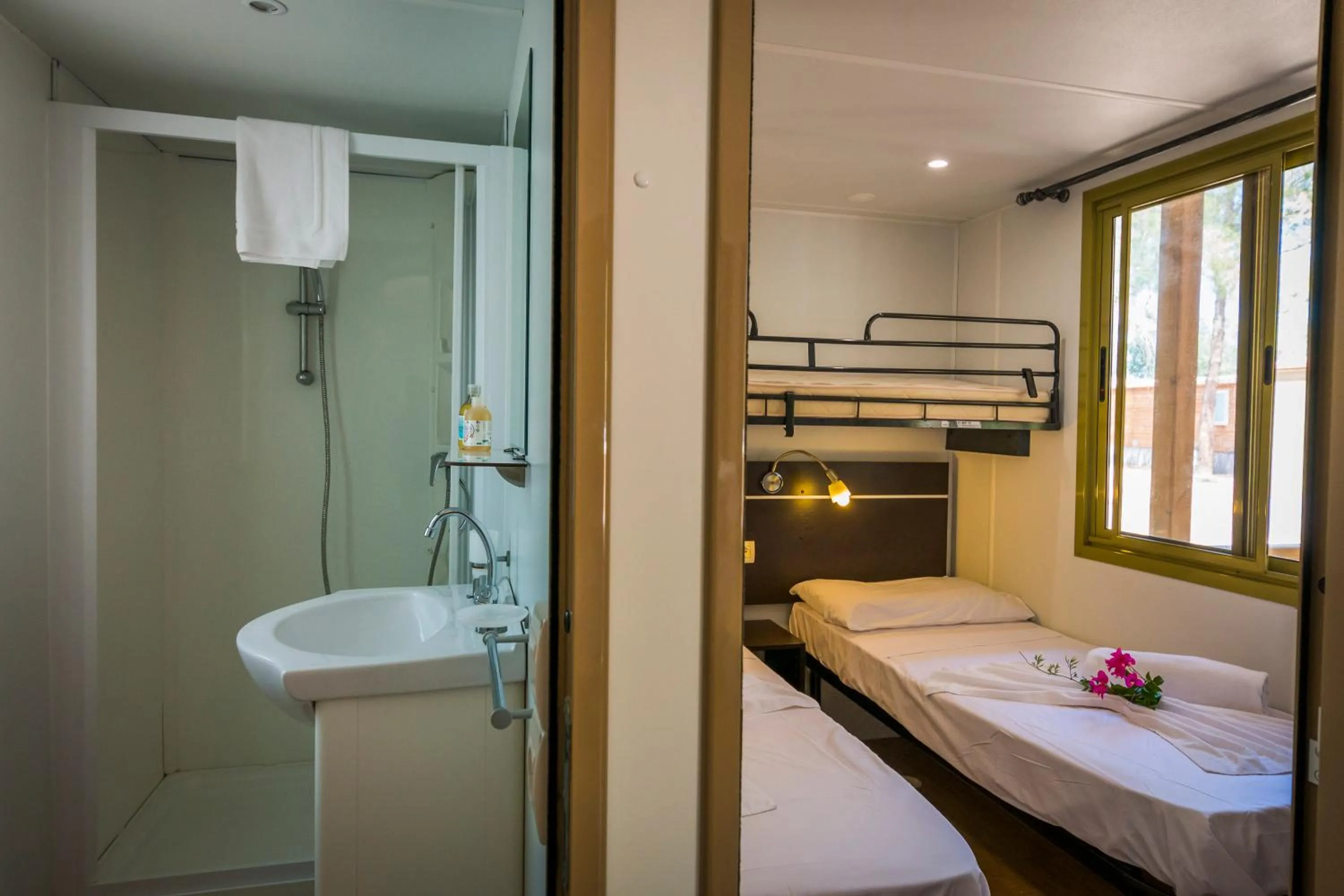 Bathroom, Bed in Tiliguerta Glamping&Camping Village