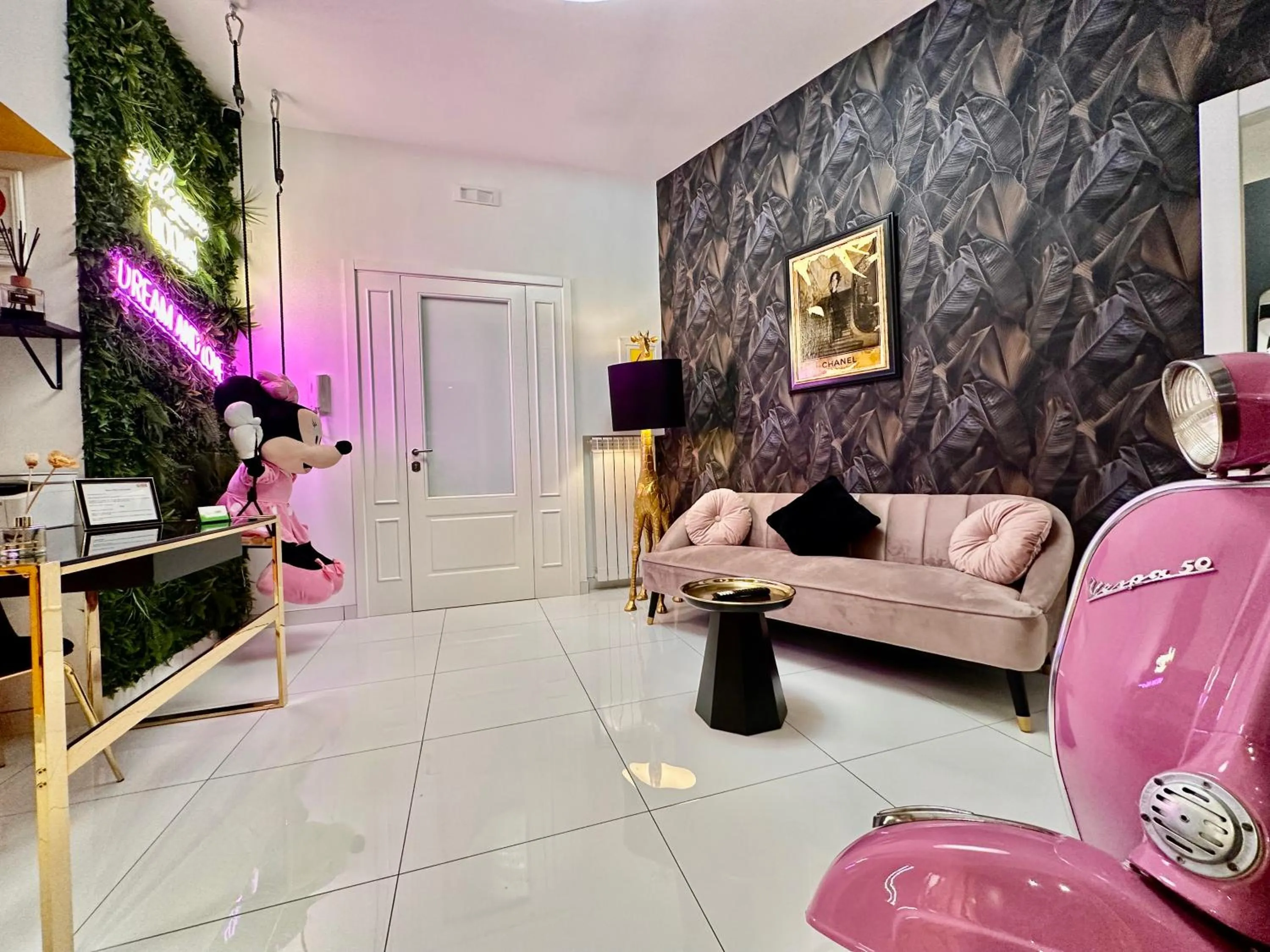 Seating area in Elegance Rooms Spaccanapoli