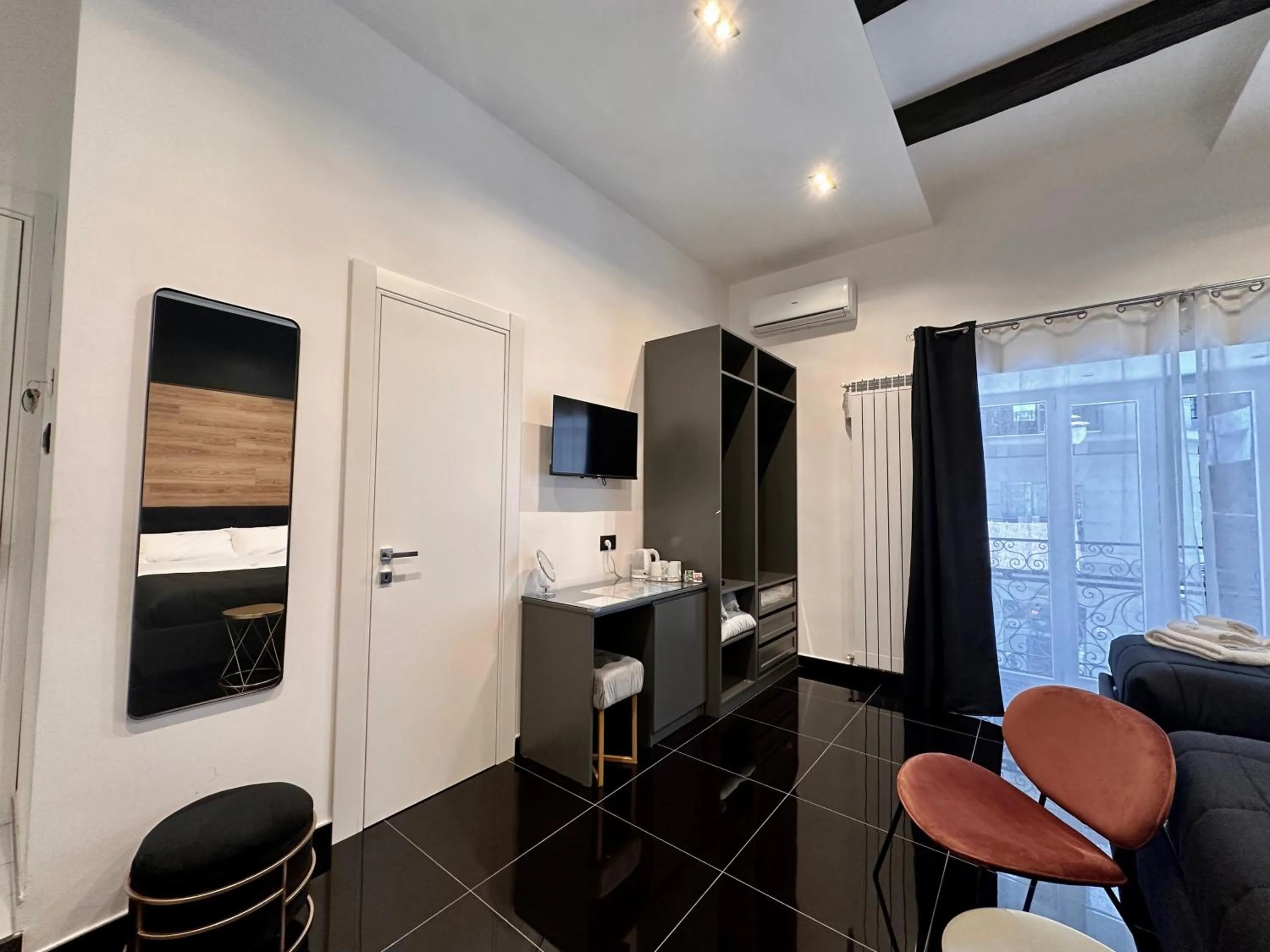 TV and multimedia in Elegance Rooms Spaccanapoli