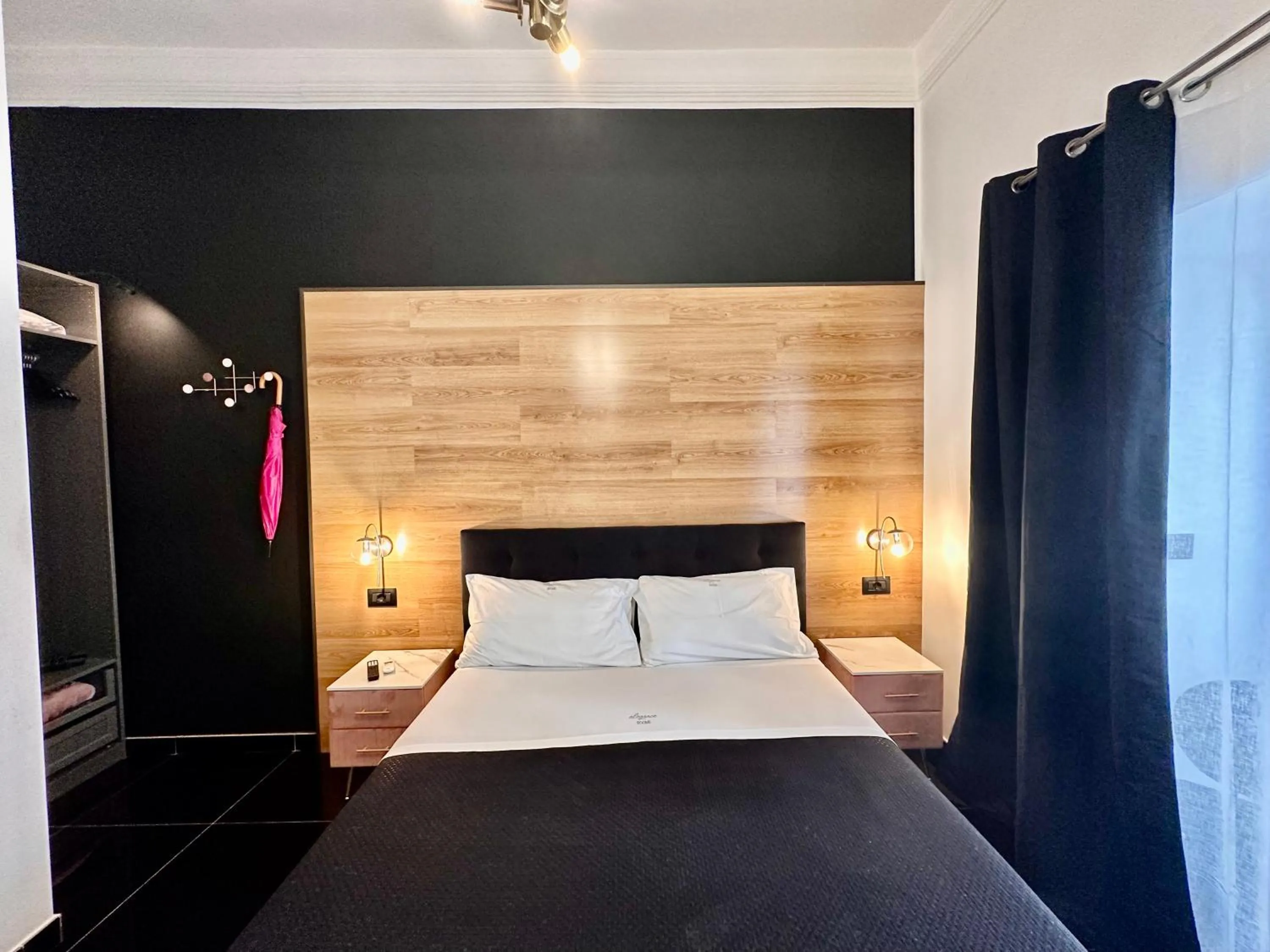 Photo of the whole room, Bed in Elegance Rooms Spaccanapoli