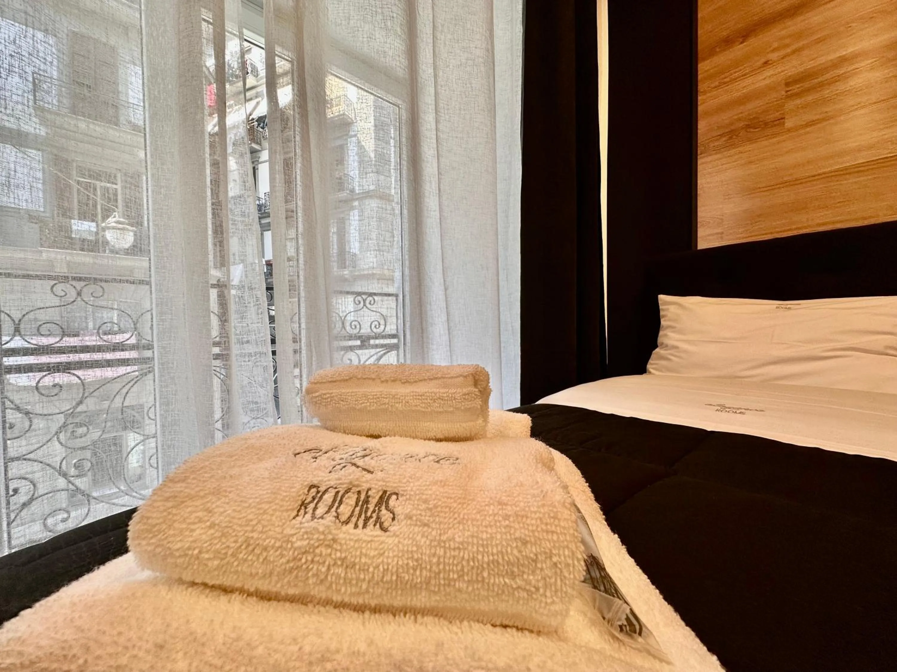 towels, Bed in Elegance Rooms Spaccanapoli