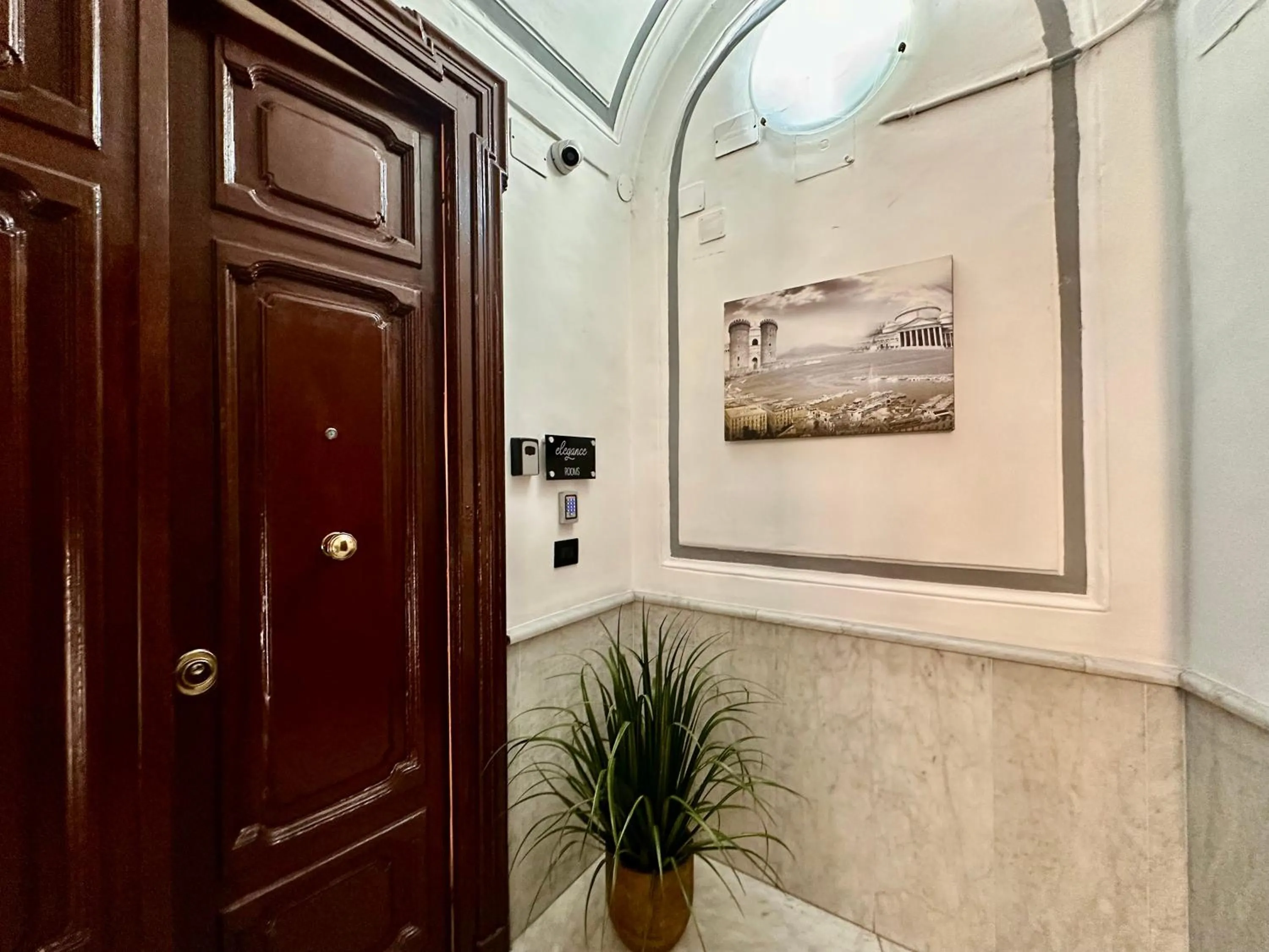 Facade/entrance in Elegance Rooms Spaccanapoli