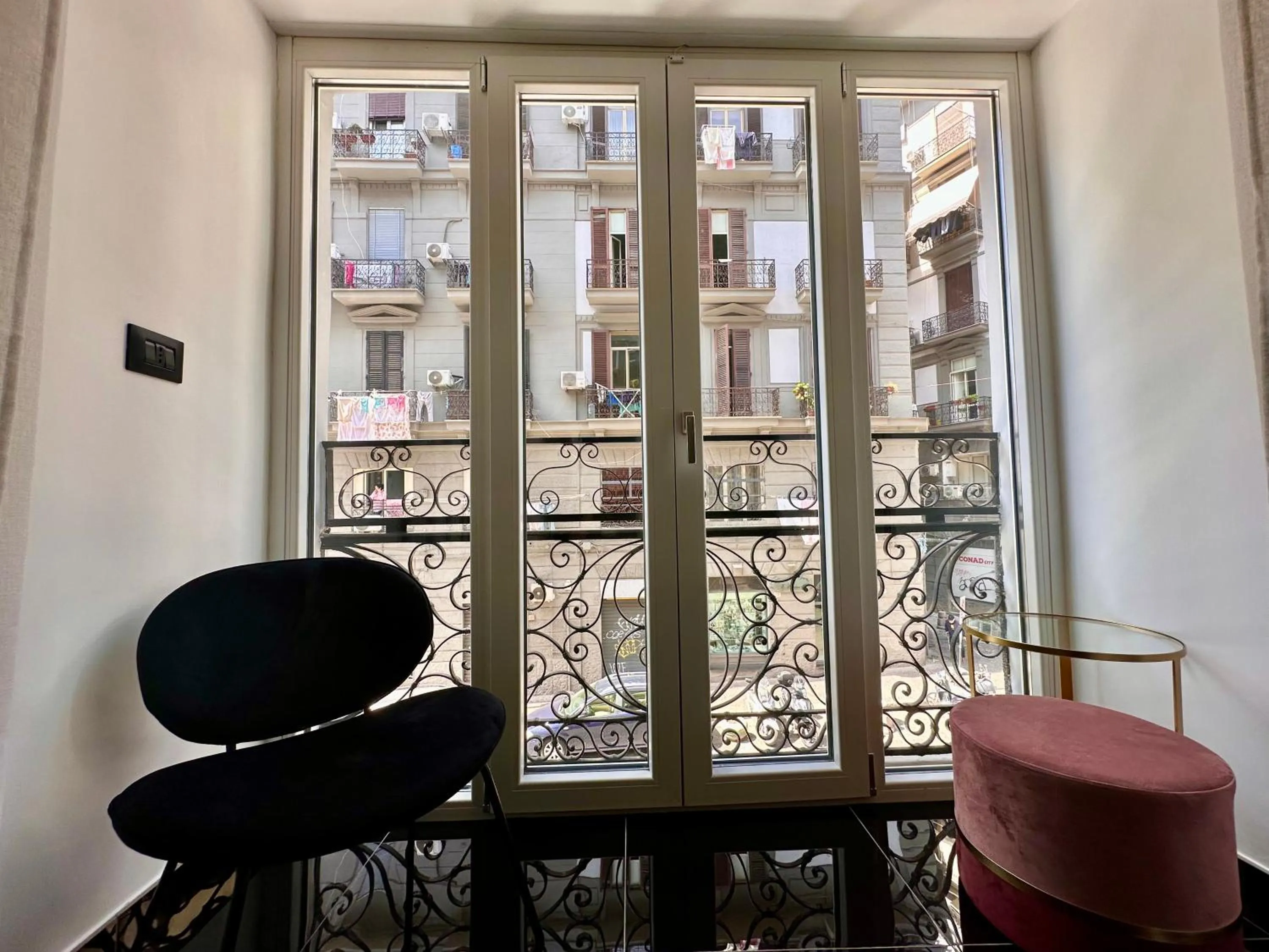 Seating area in Elegance Rooms Spaccanapoli