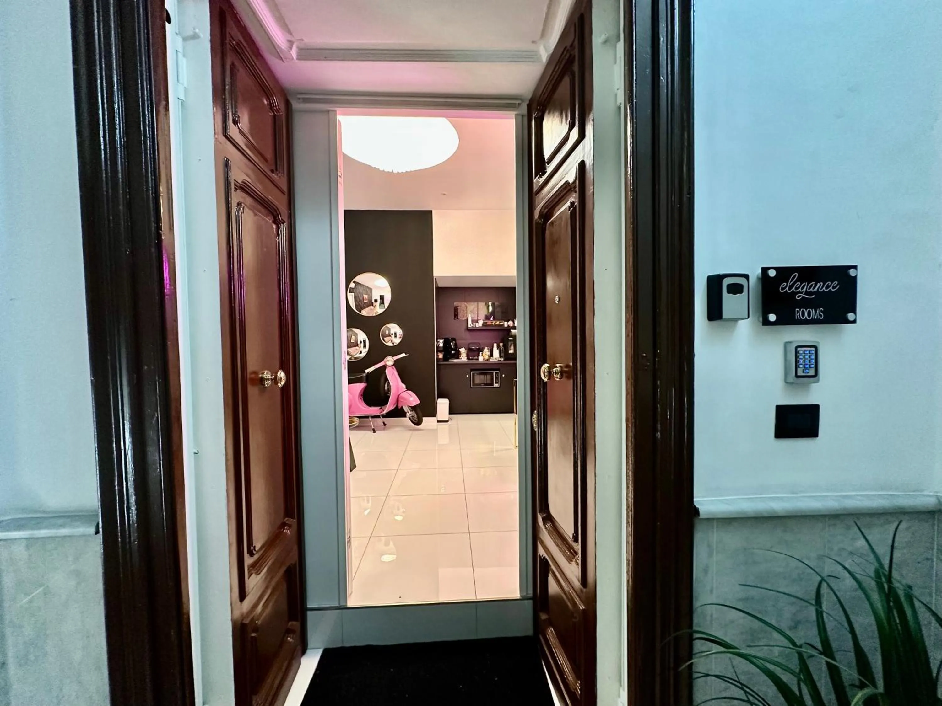 Property building in Elegance Rooms Spaccanapoli