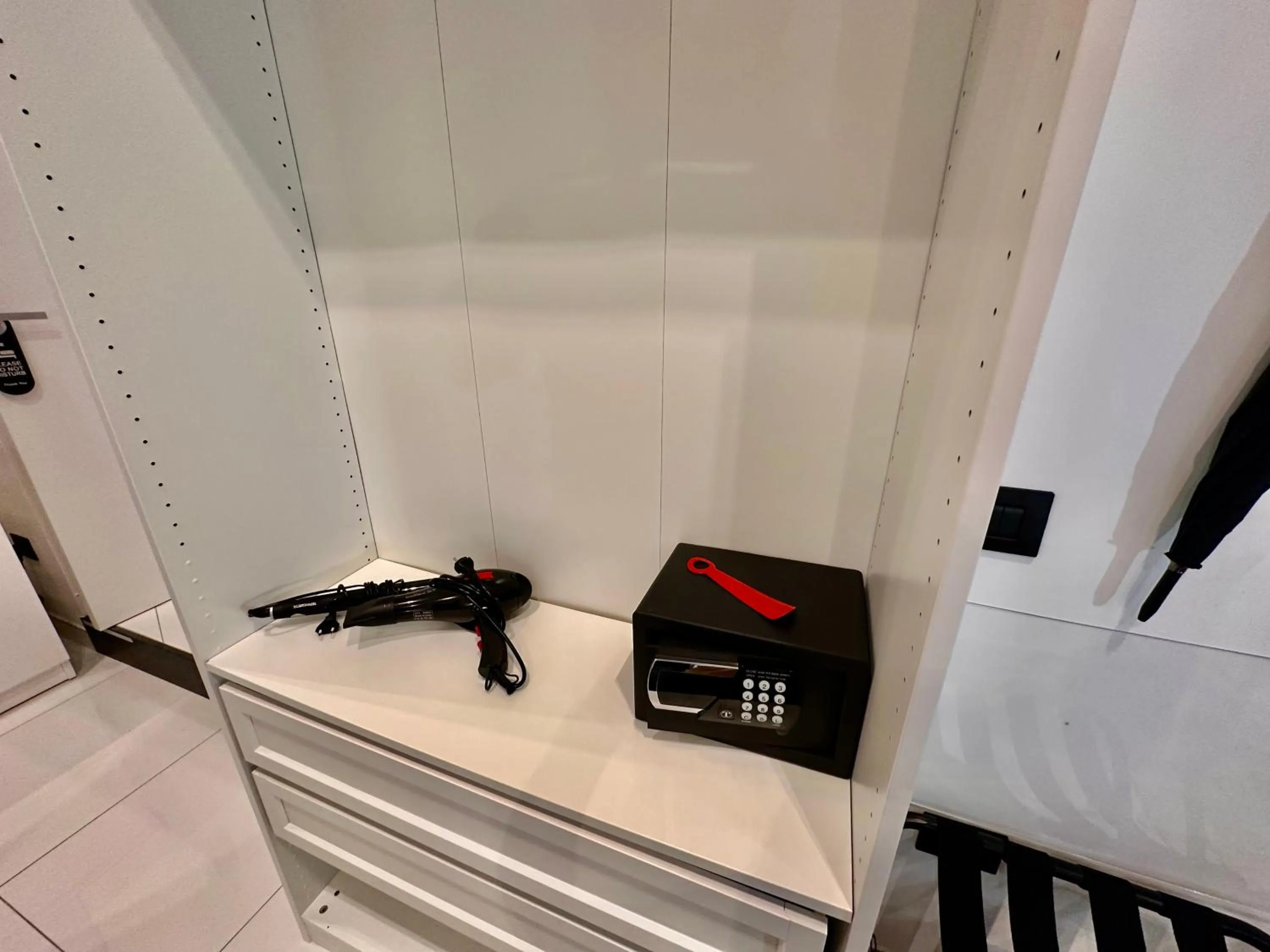 safe in Elegance Rooms Spaccanapoli