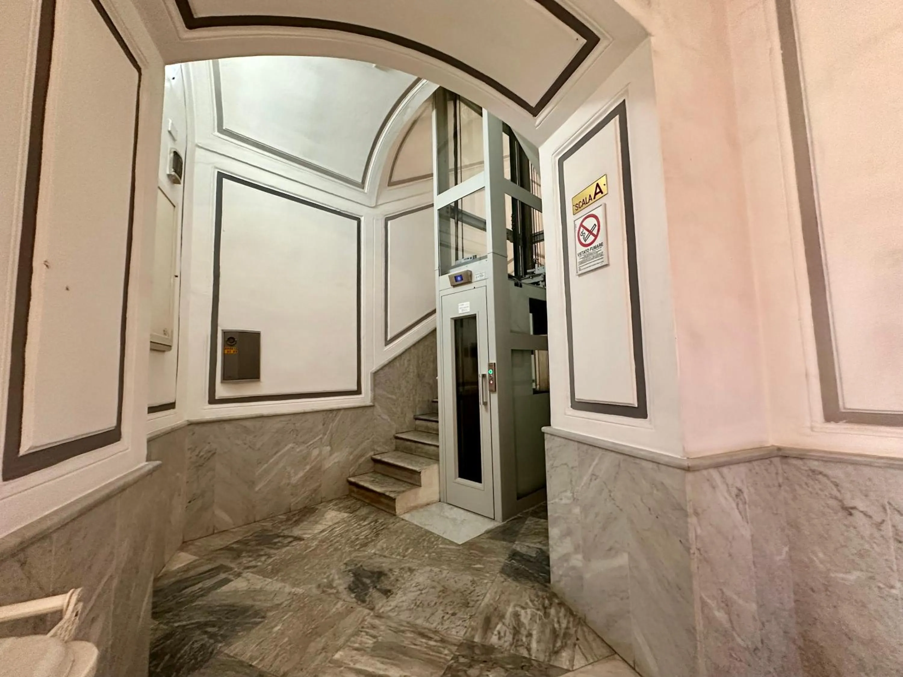 Facade/entrance in Elegance Rooms Spaccanapoli