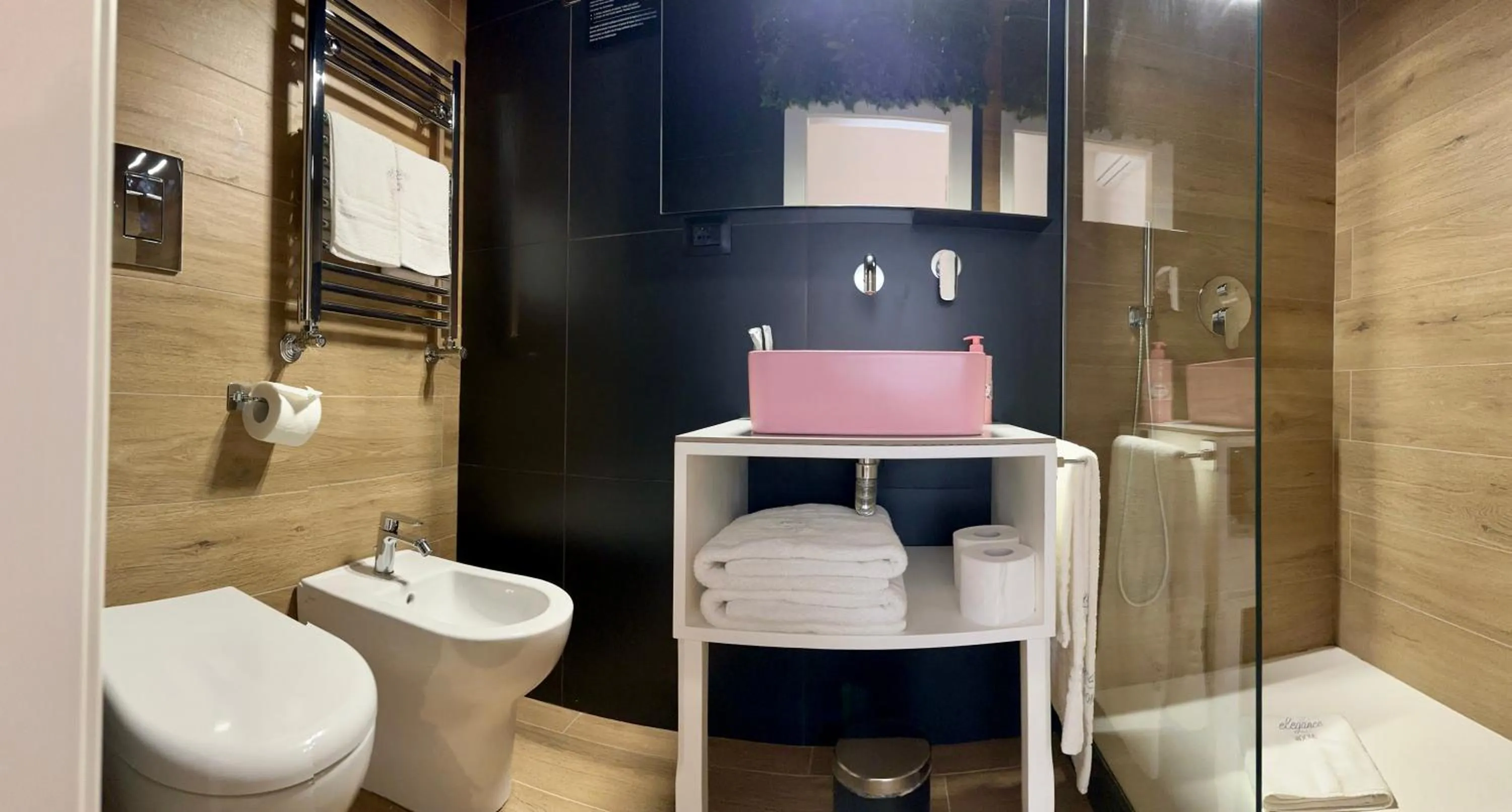 Shower in Elegance Rooms Spaccanapoli