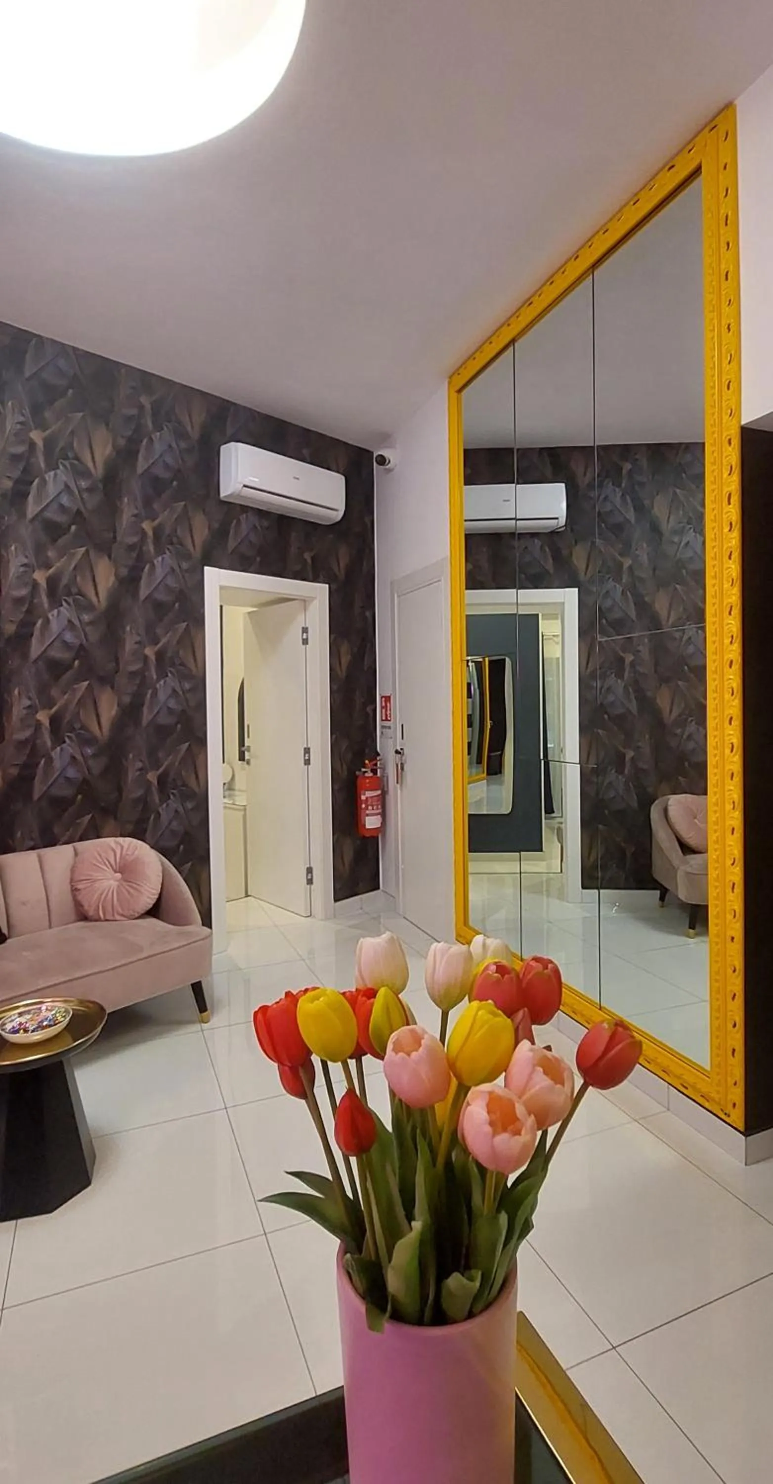 Living room, Bed in Elegance Rooms Spaccanapoli