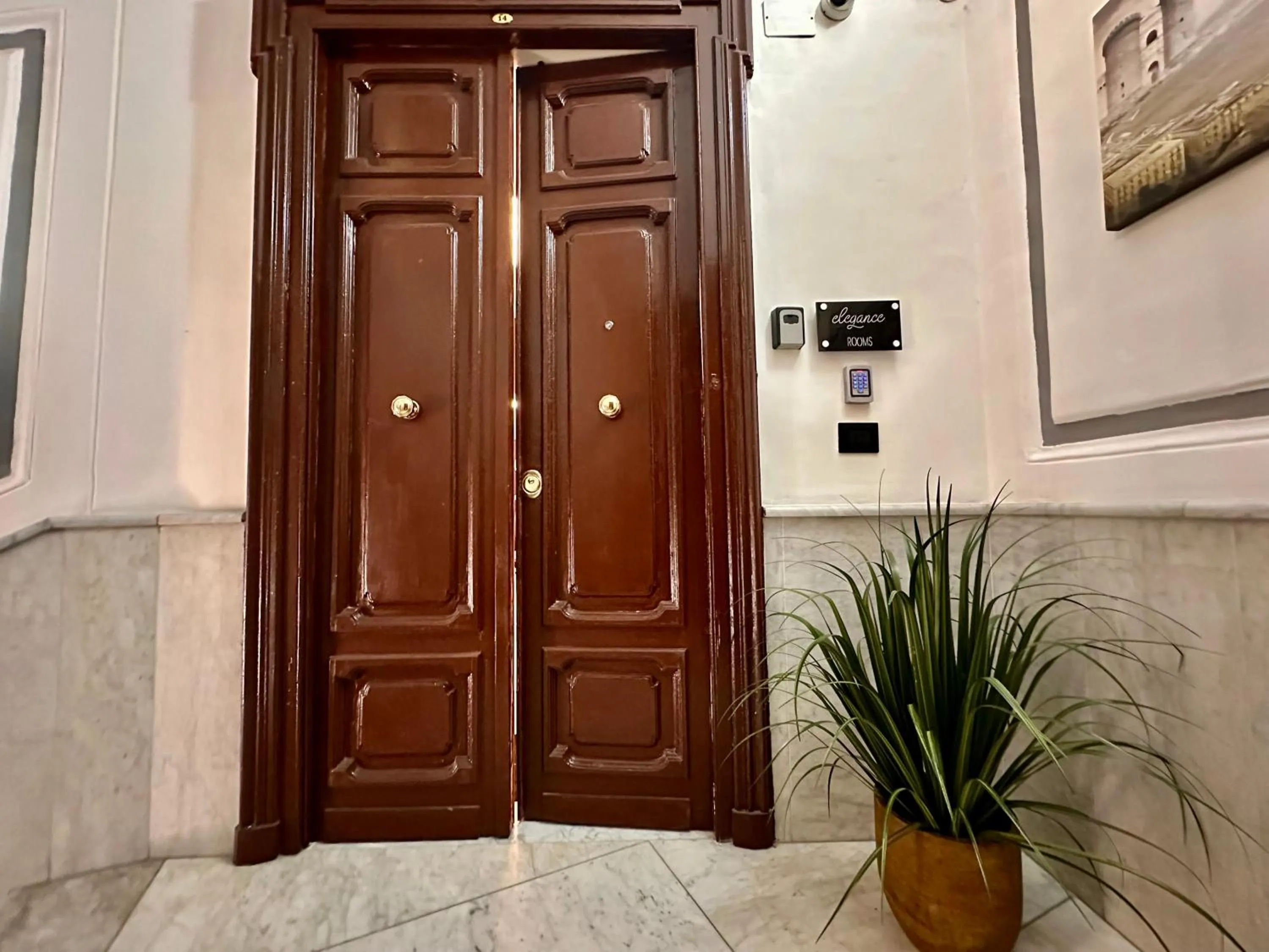 Facade/entrance in Elegance Rooms Spaccanapoli