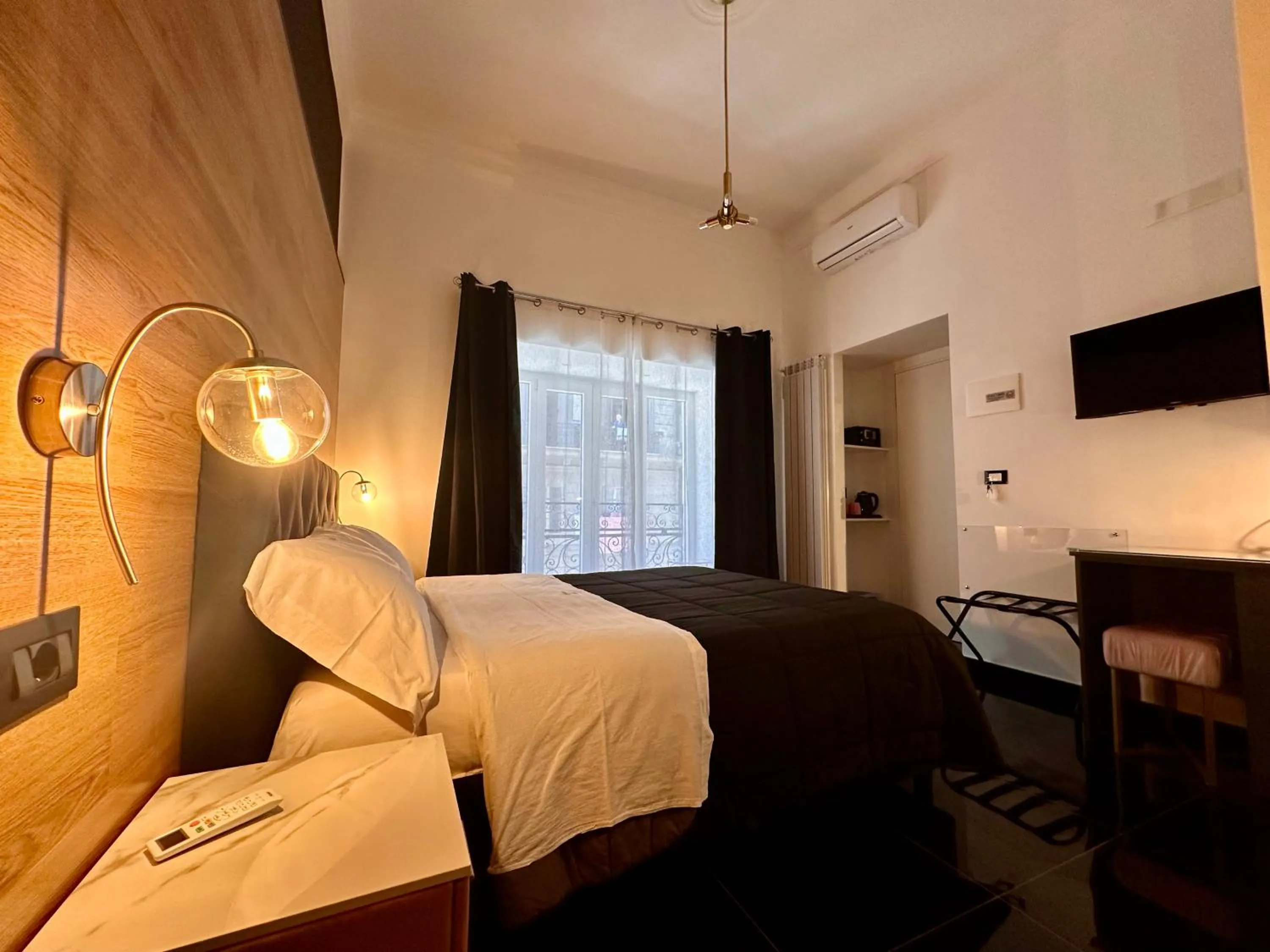 Photo of the whole room, Bed in Elegance Rooms Spaccanapoli