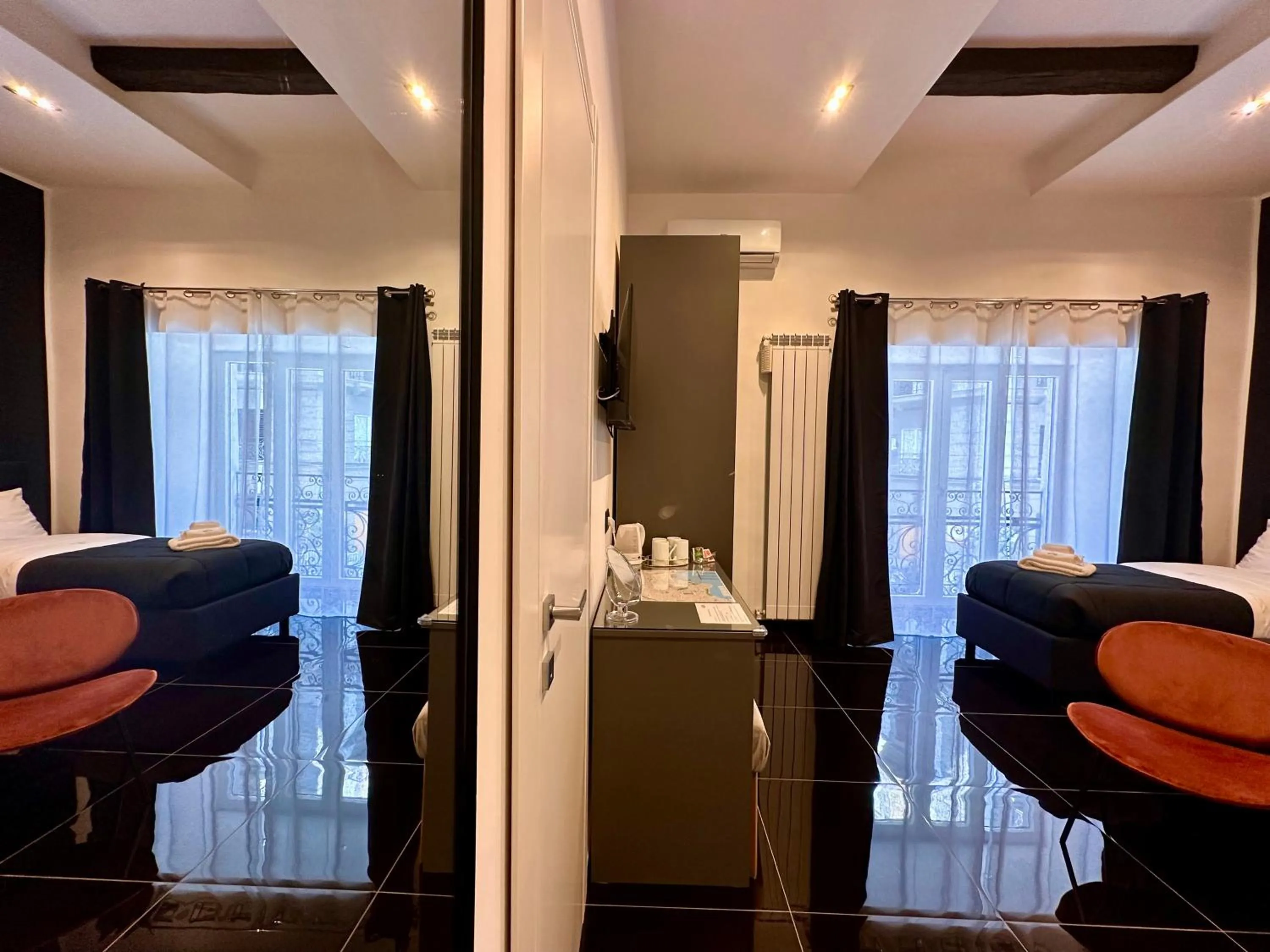 TV and multimedia in Elegance Rooms Spaccanapoli