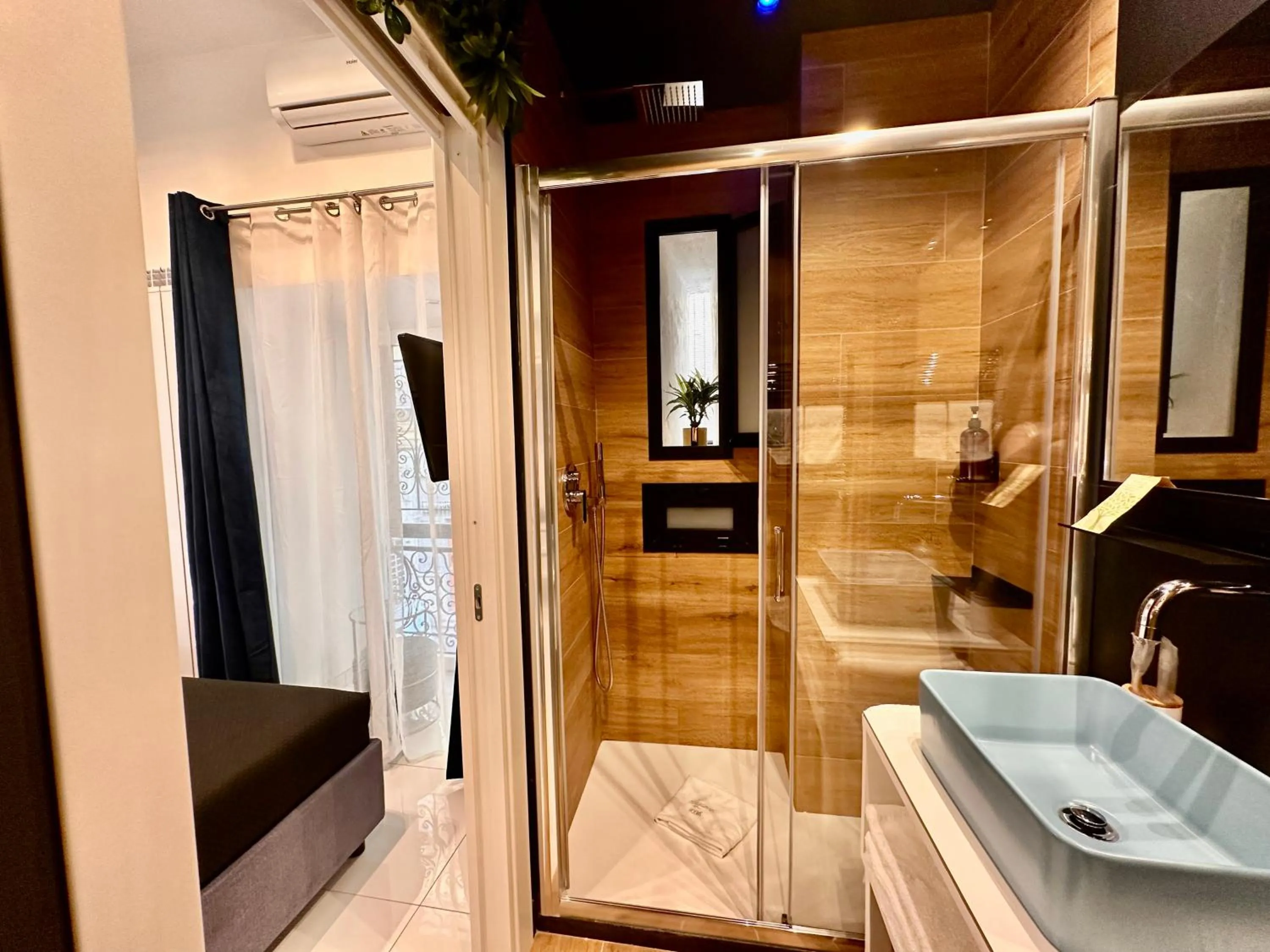 Bathroom in Elegance Rooms Spaccanapoli