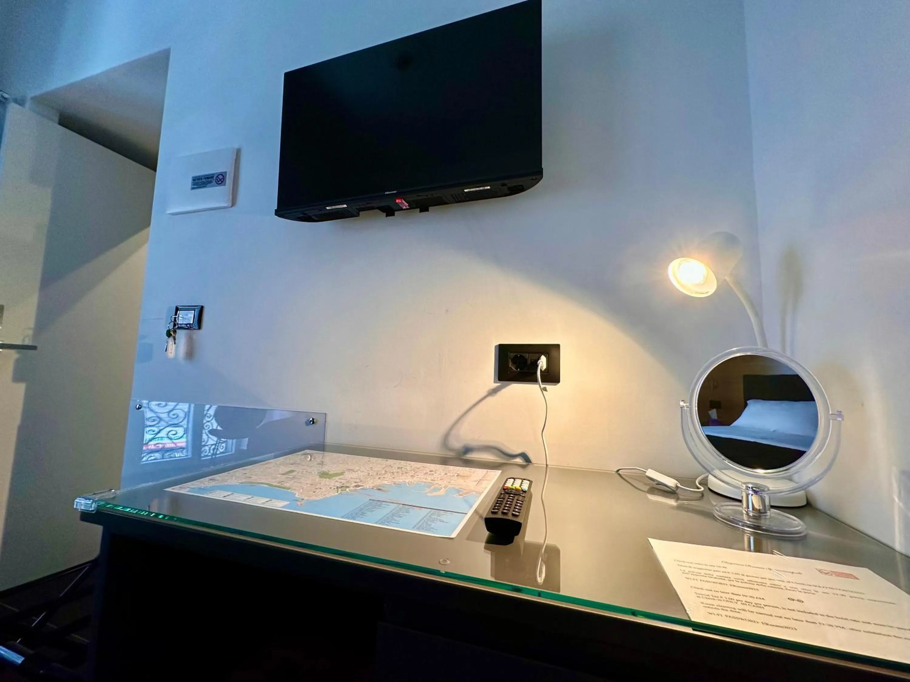 Photo of the whole room in Elegance Rooms Spaccanapoli