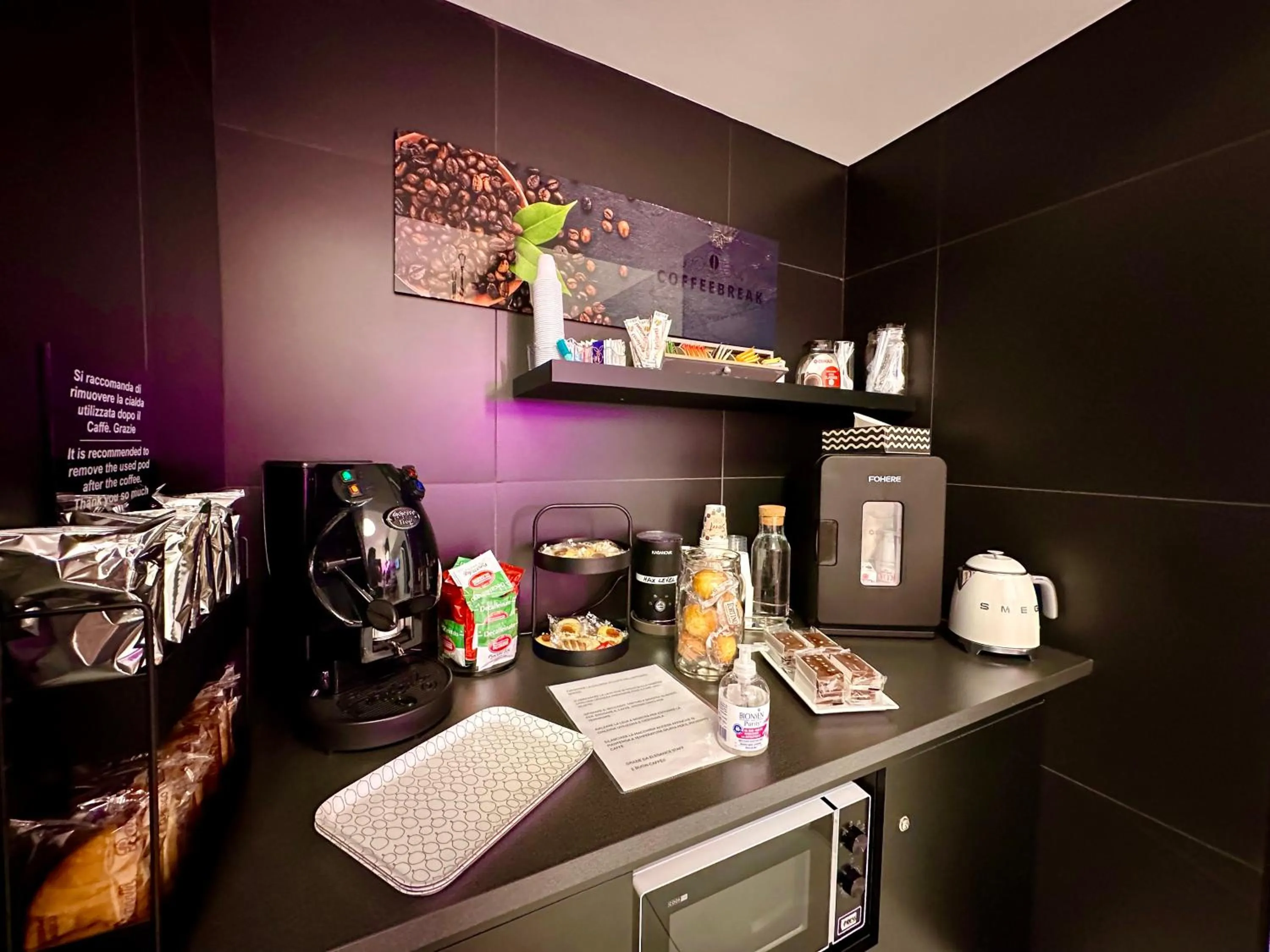 Coffee/tea facilities in Elegance Rooms Spaccanapoli