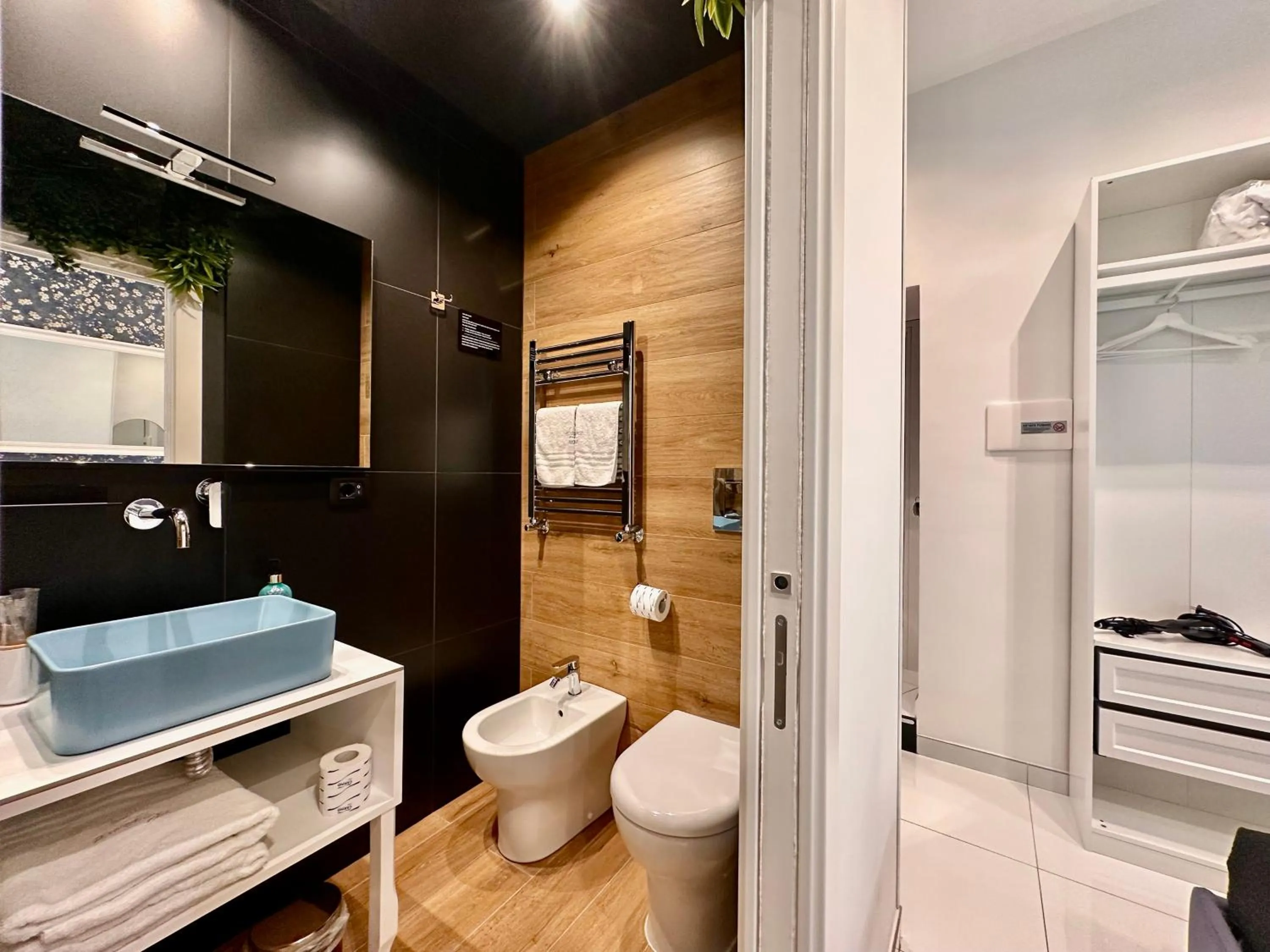 Bathroom in Elegance Rooms Spaccanapoli