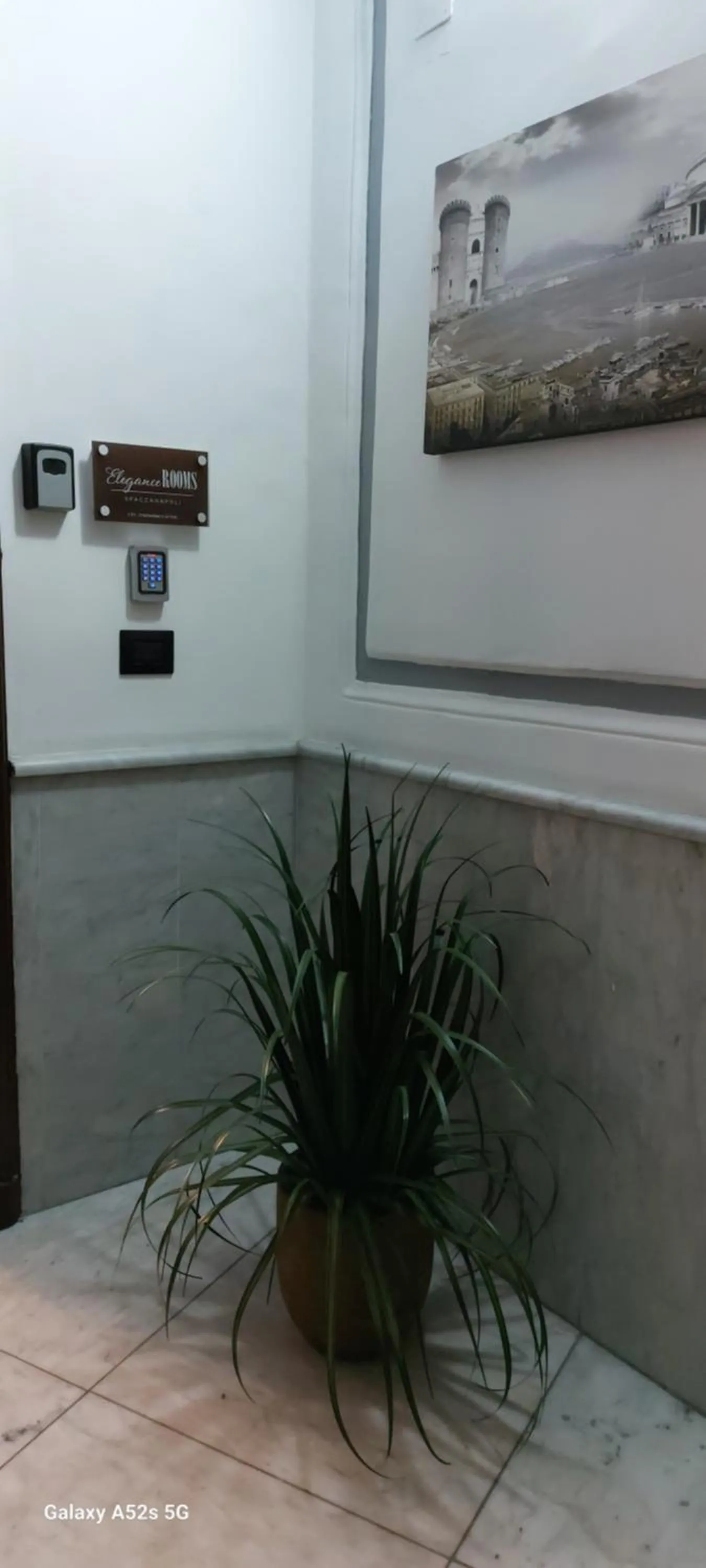 Decorative detail in Elegance Rooms Spaccanapoli