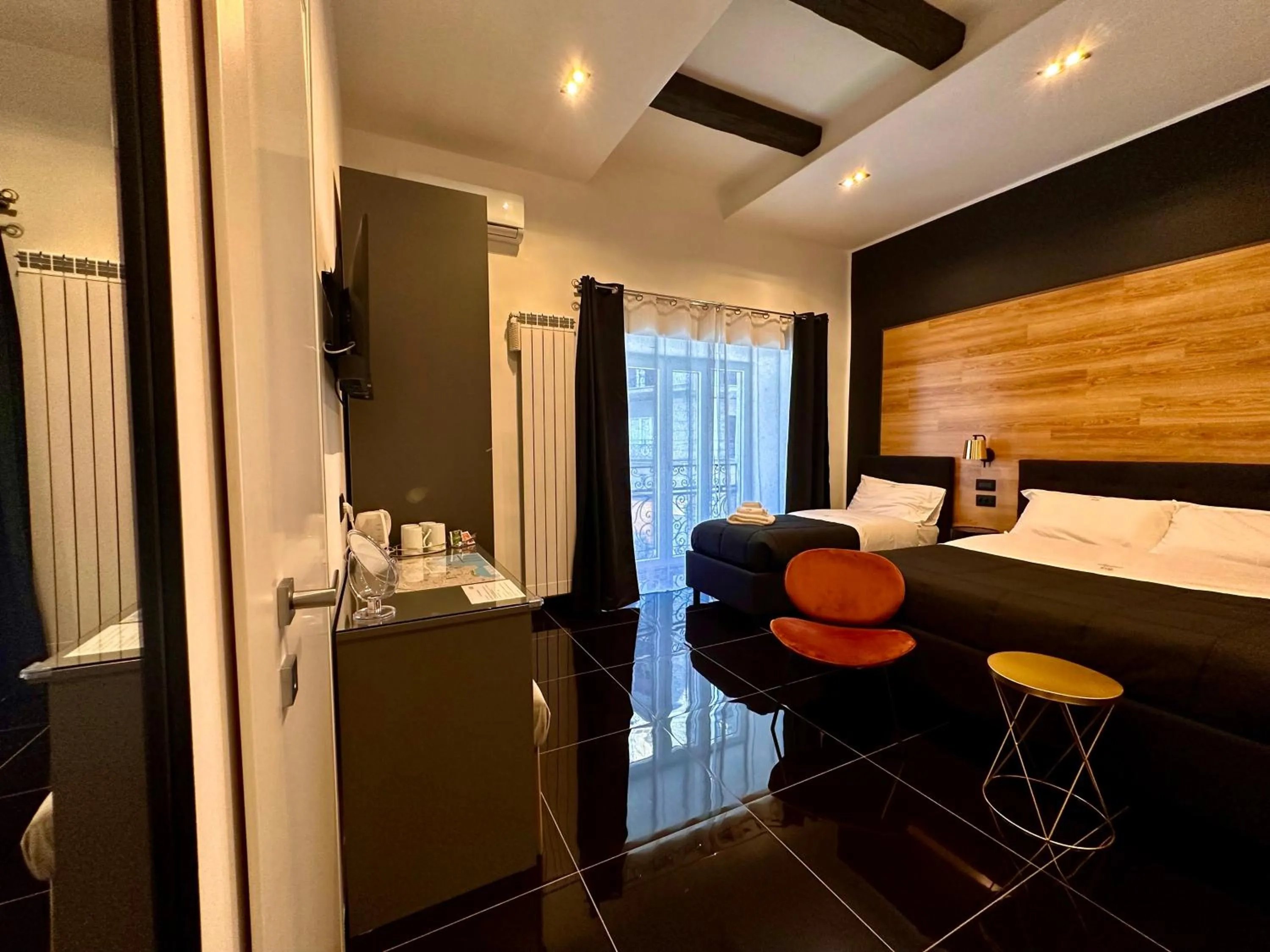 Photo of the whole room in Elegance Rooms Spaccanapoli