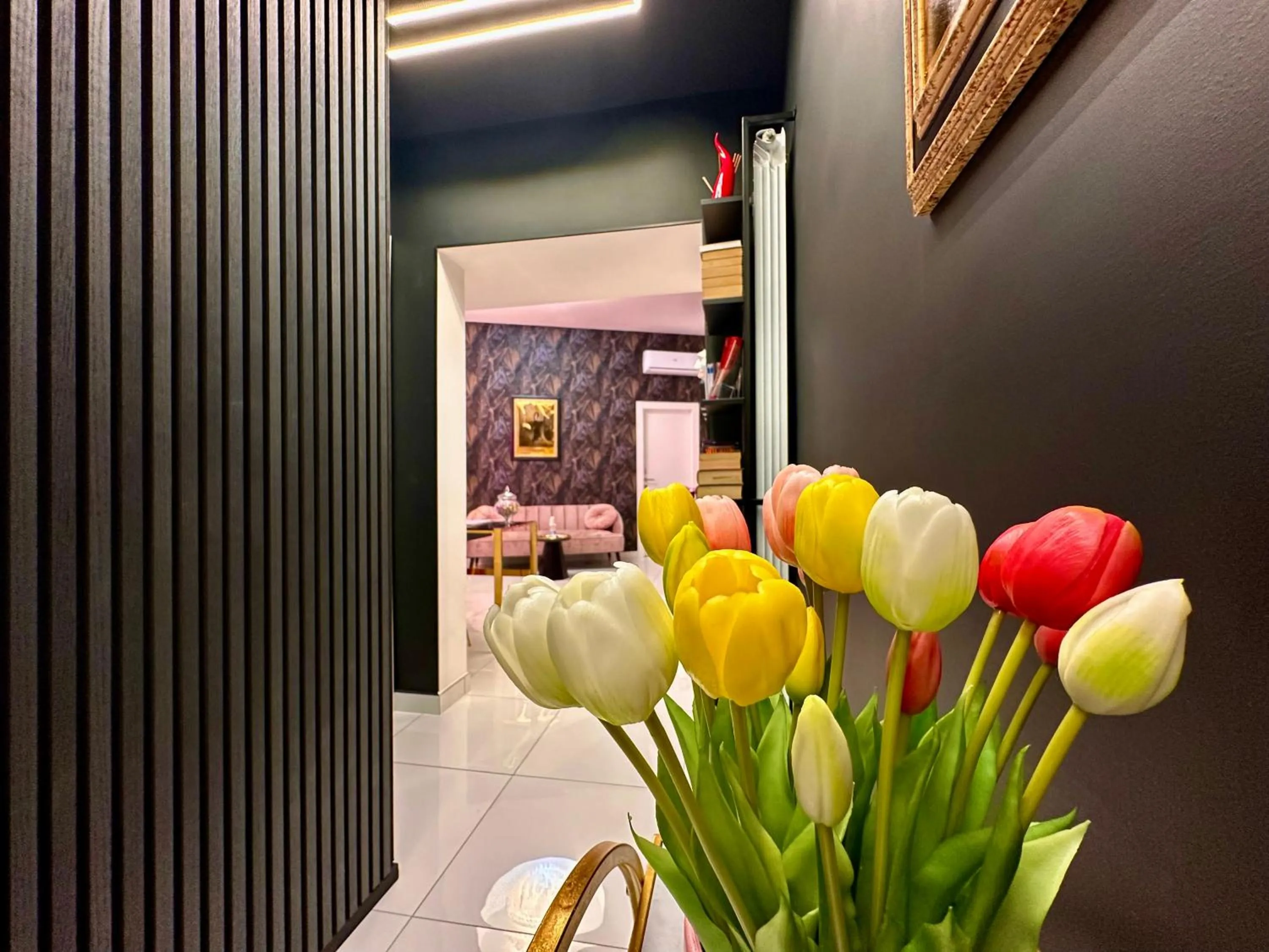 Decorative detail in Elegance Rooms Spaccanapoli